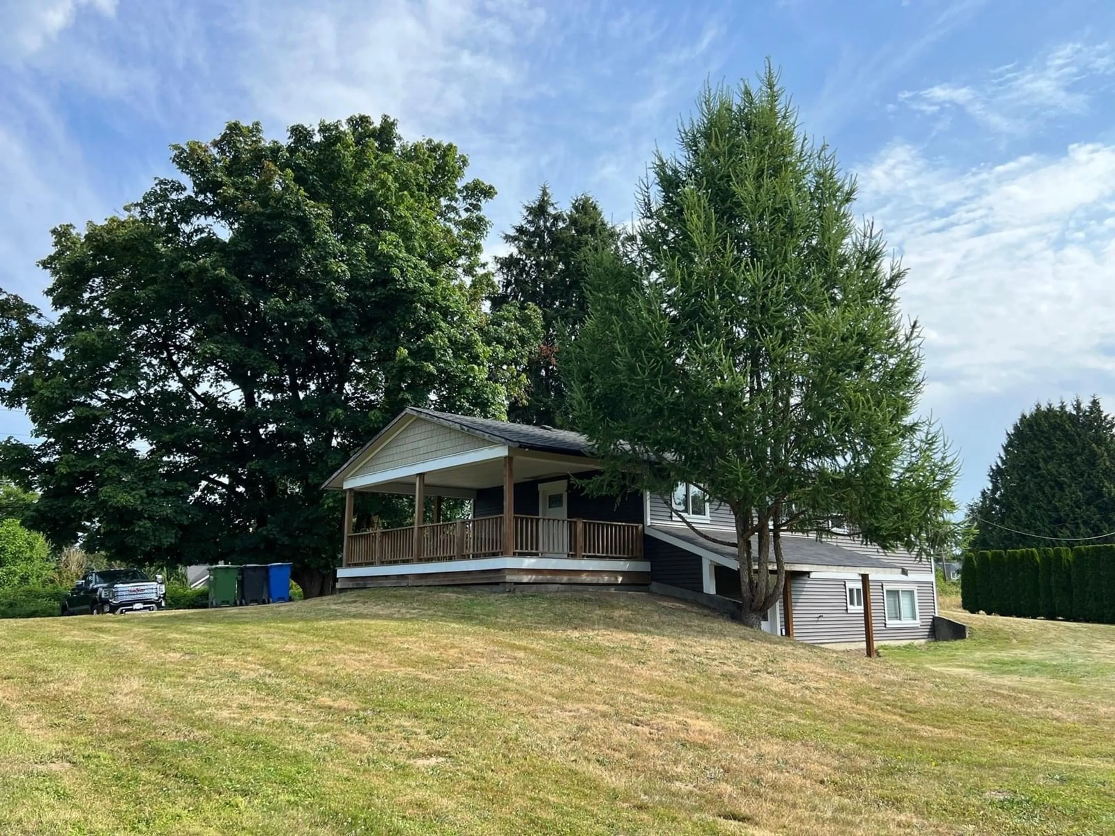 A pic from outside/outdoor area/front of a property/back of a property/a pic from drone, water/lake/river/ocean view for 28622 MYRTLE, Abbotsford British Columbia V4X2P4