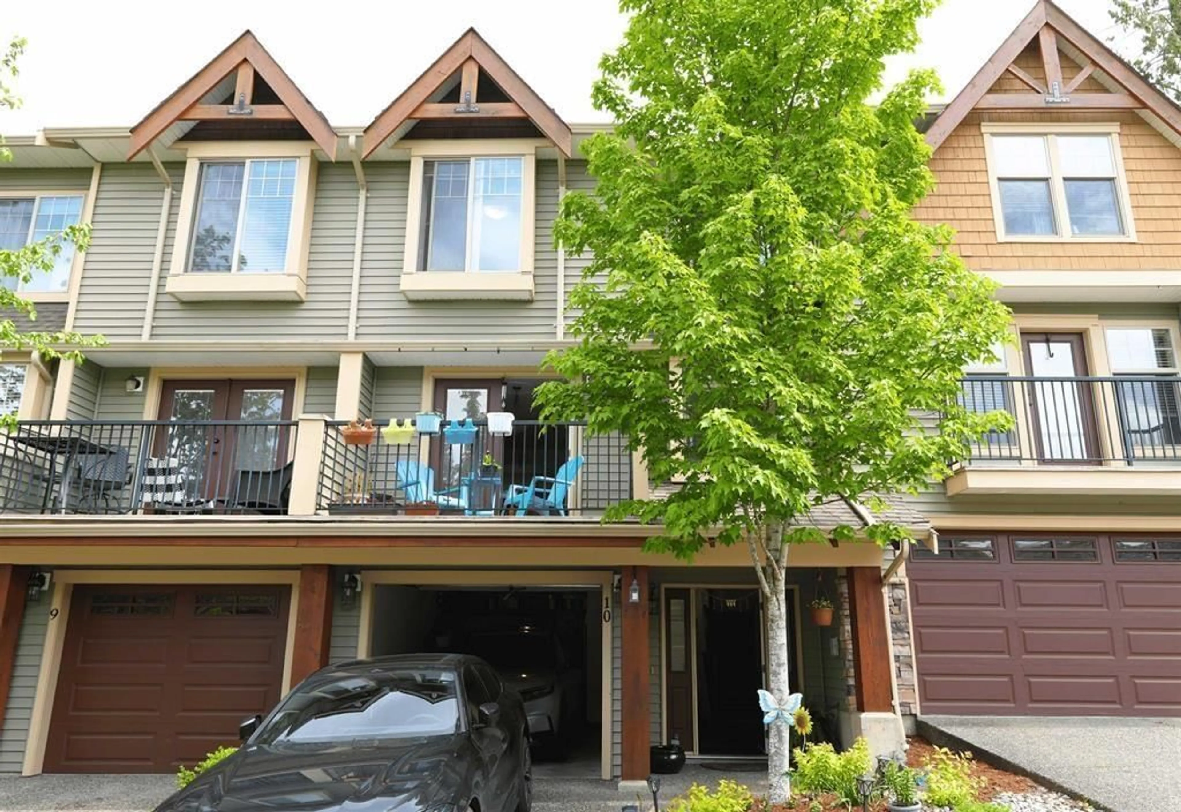Home with vinyl exterior material, street for 10 - 46840 RUSSELL ROAD, Chilliwack British Columbia V2R5Z1