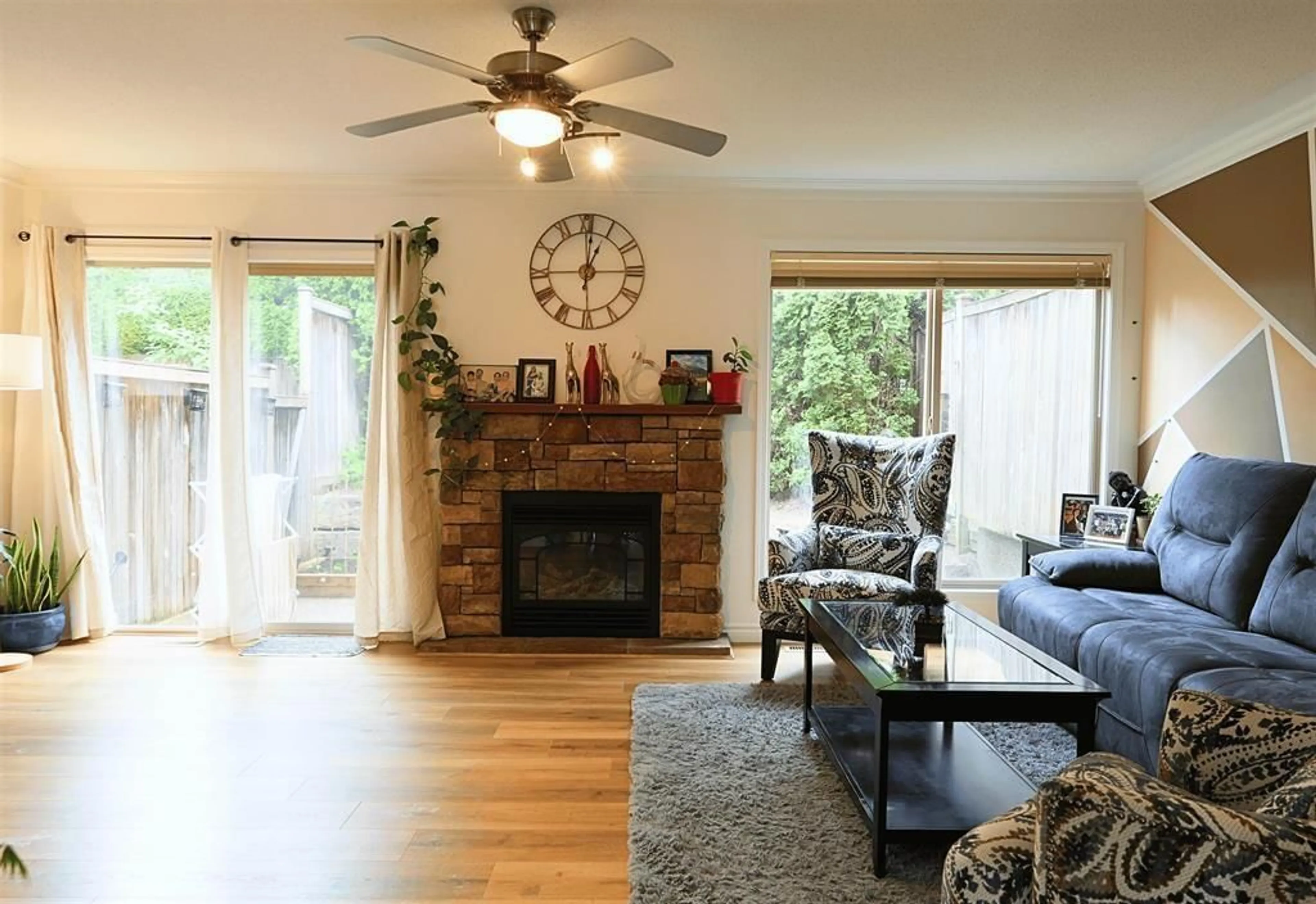 Living room with furniture, wood/laminate floor for 10 - 46840 RUSSELL ROAD, Chilliwack British Columbia V2R5Z1