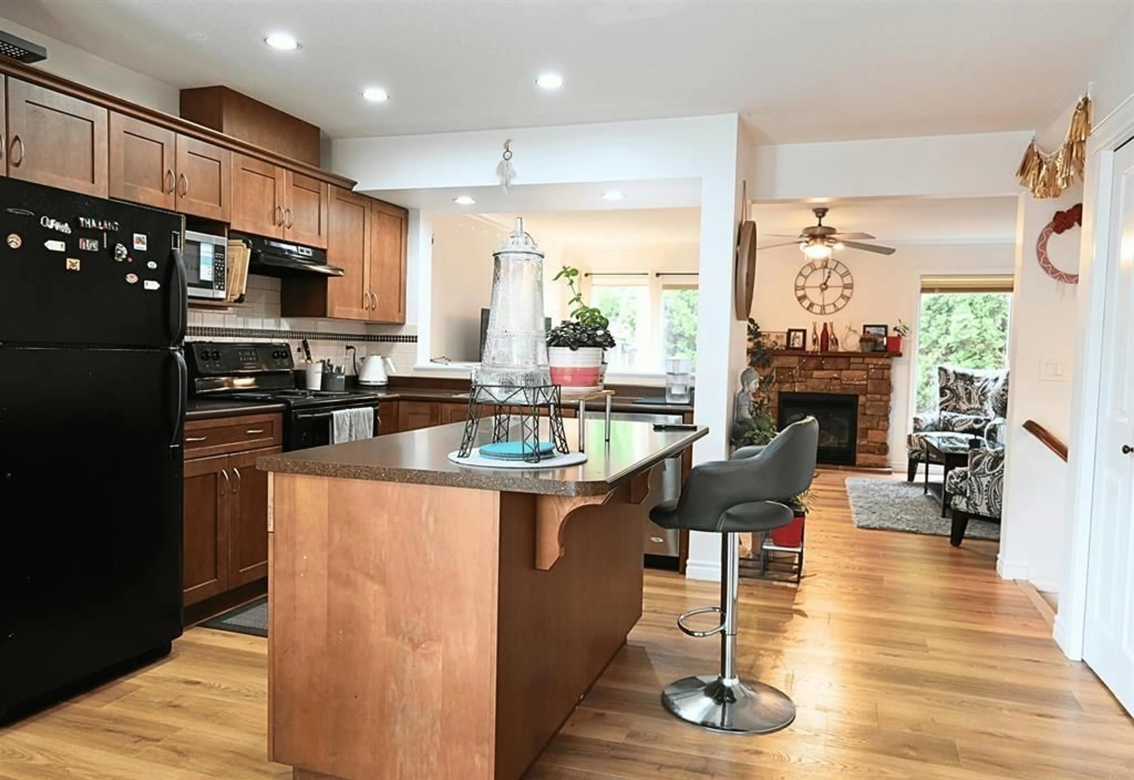 Open concept kitchen, wood/laminate floor for 10 - 46840 RUSSELL ROAD, Chilliwack British Columbia V2R5Z1