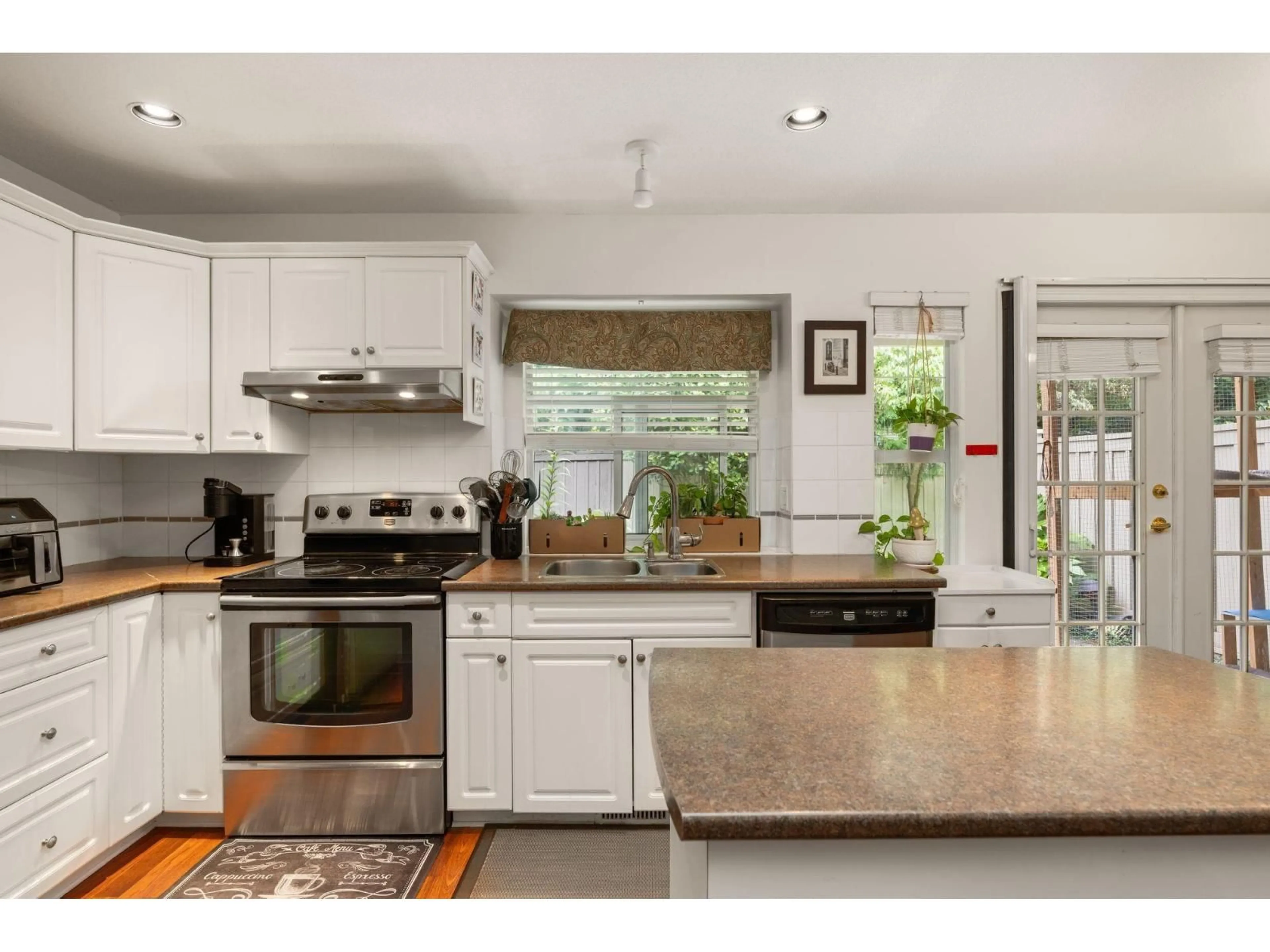 Open concept kitchen, ceramic/tile floor for 7 - 15860 82, Surrey British Columbia V4N0S8