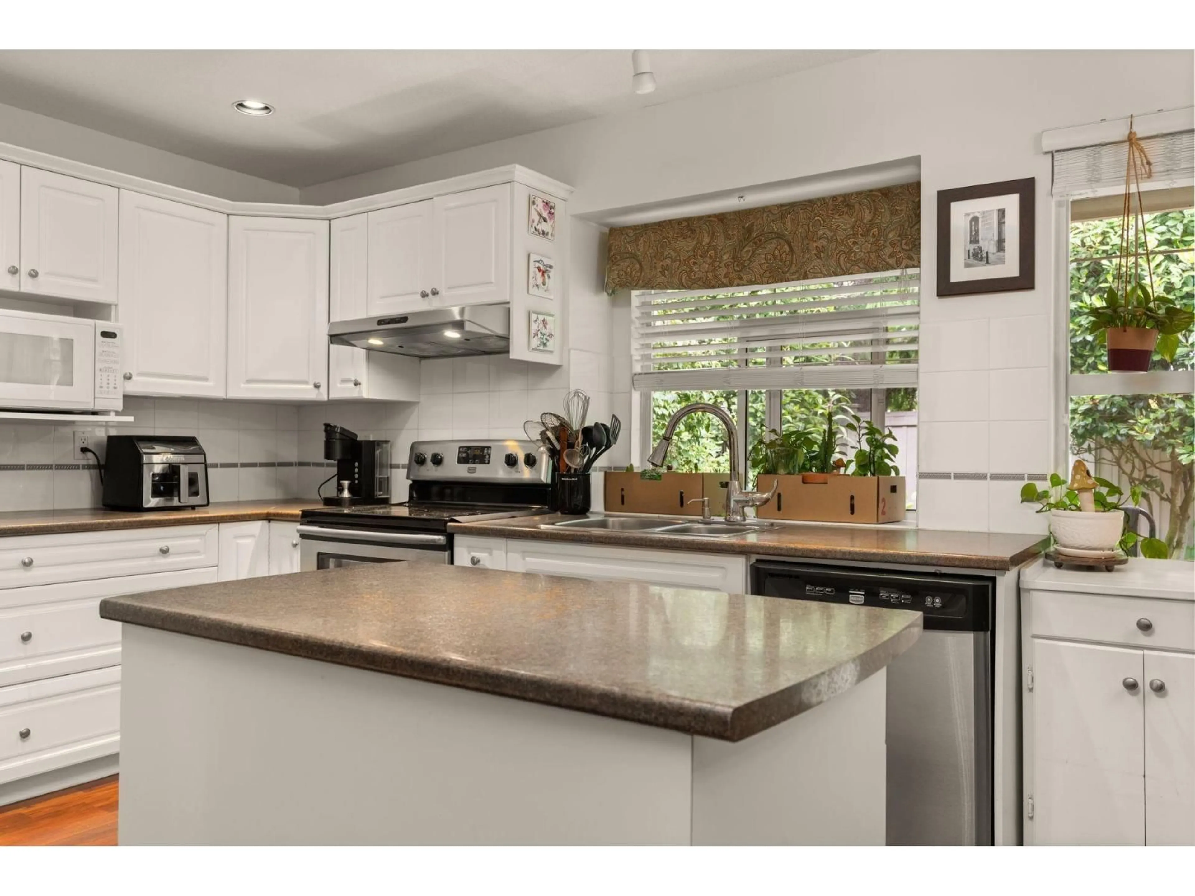 Open concept kitchen, unknown for 7 - 15860 82, Surrey British Columbia V4N0S8