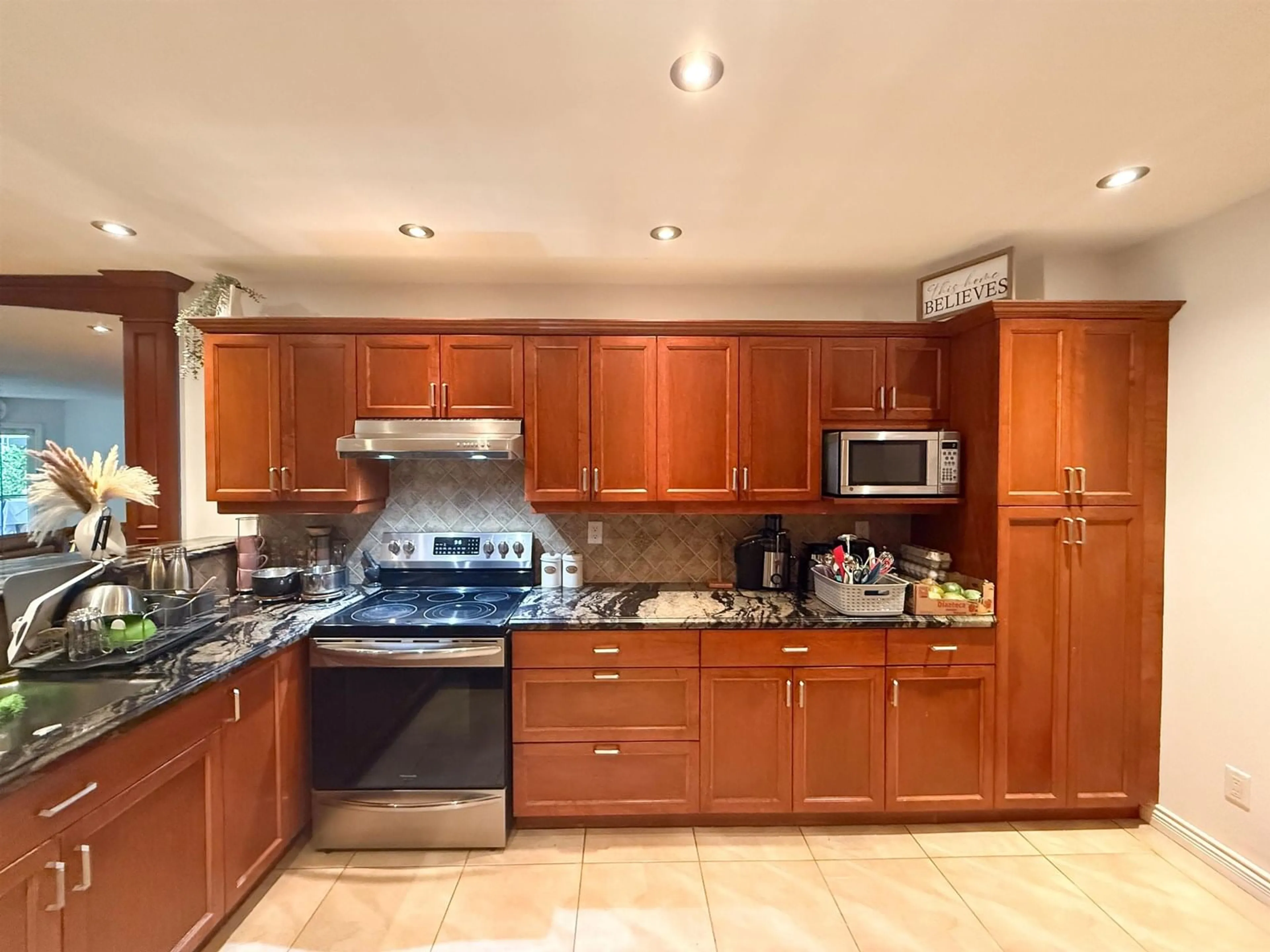 Standard kitchen, unknown for 5 - 13630 84, Surrey British Columbia V3W0T6