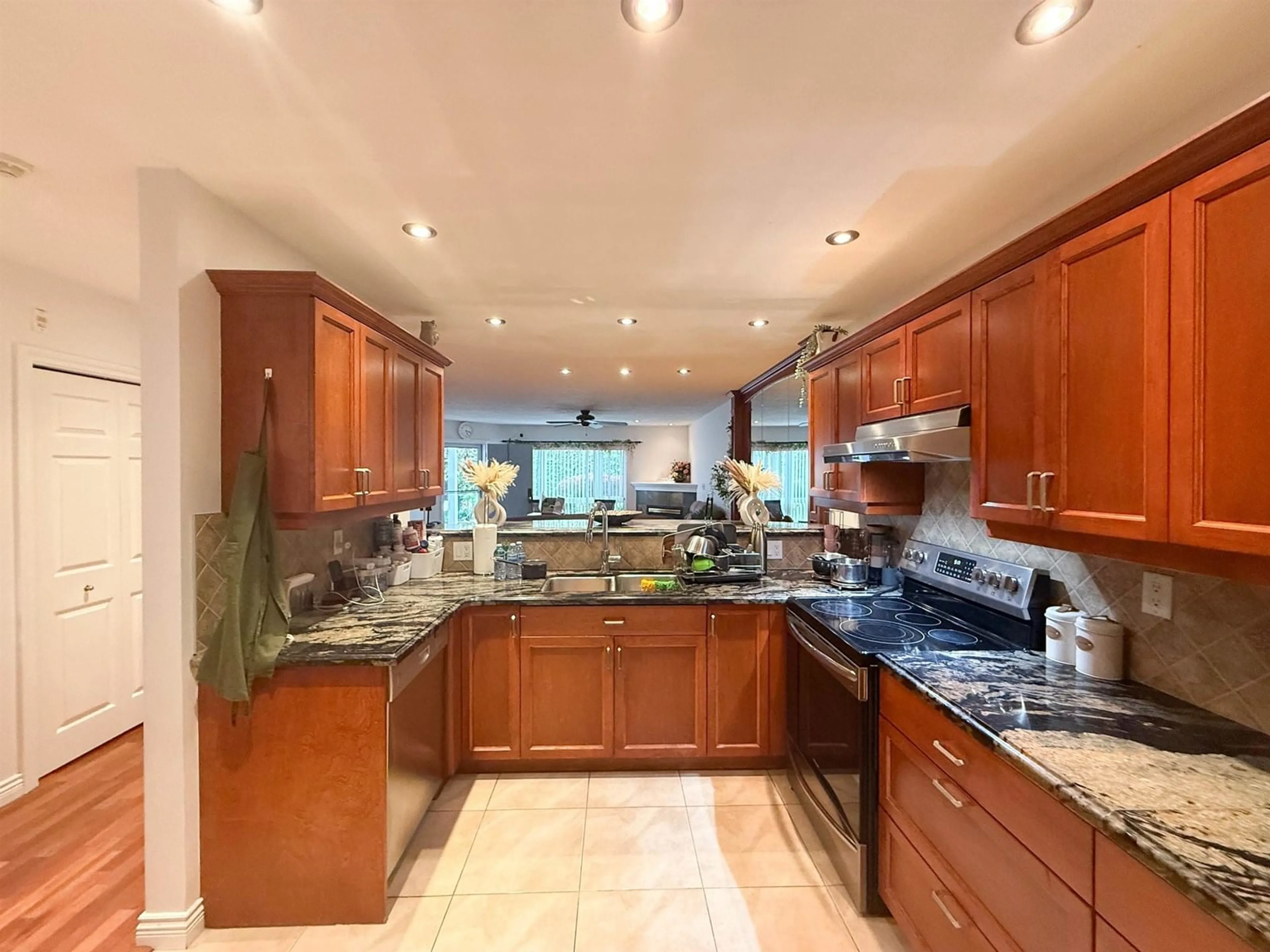 Open concept kitchen, ceramic/tile floor for 5 - 13630 84, Surrey British Columbia V3W0T6