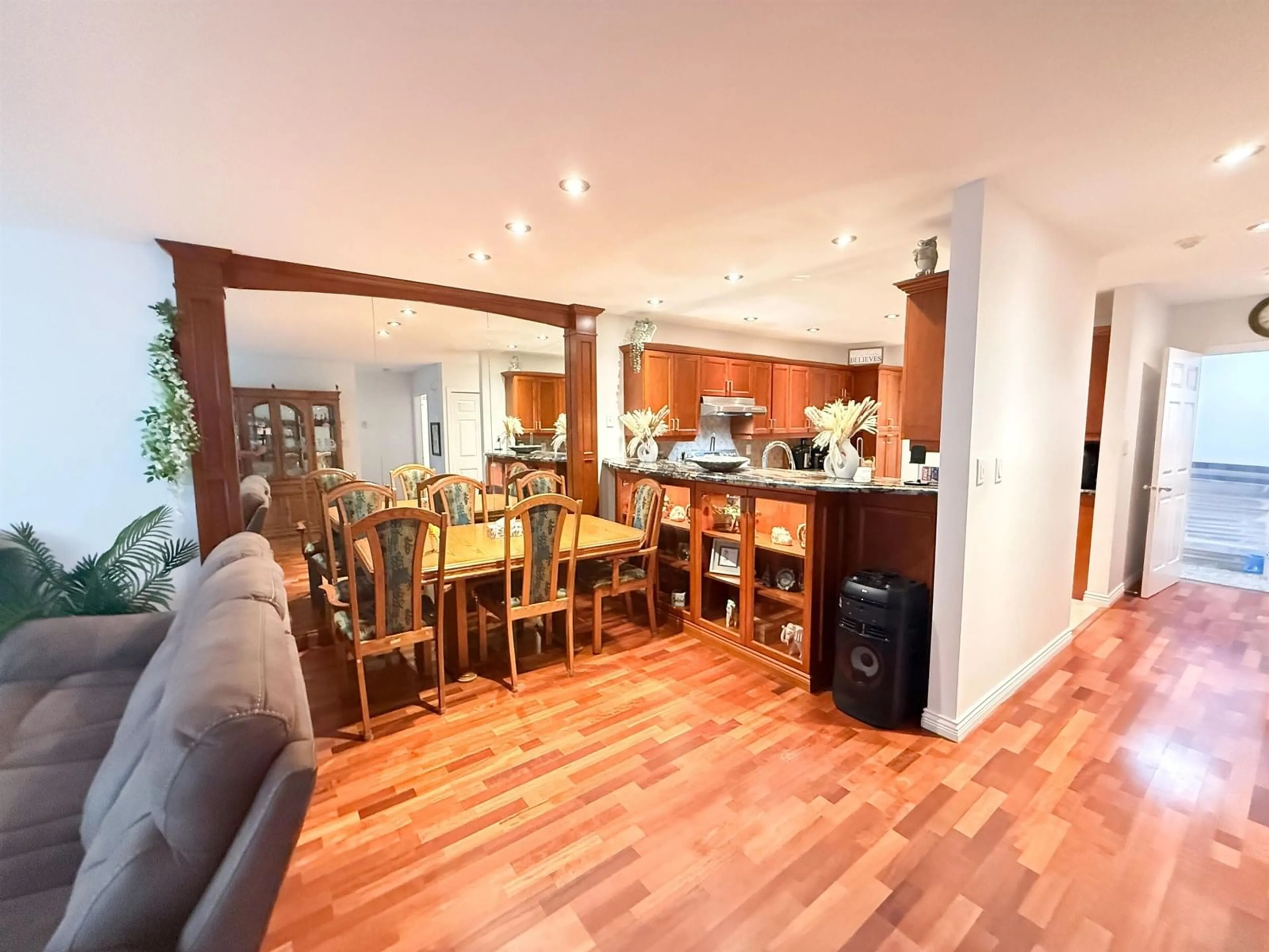 Open concept kitchen, wood/laminate floor for 5 - 13630 84, Surrey British Columbia V3W0T6
