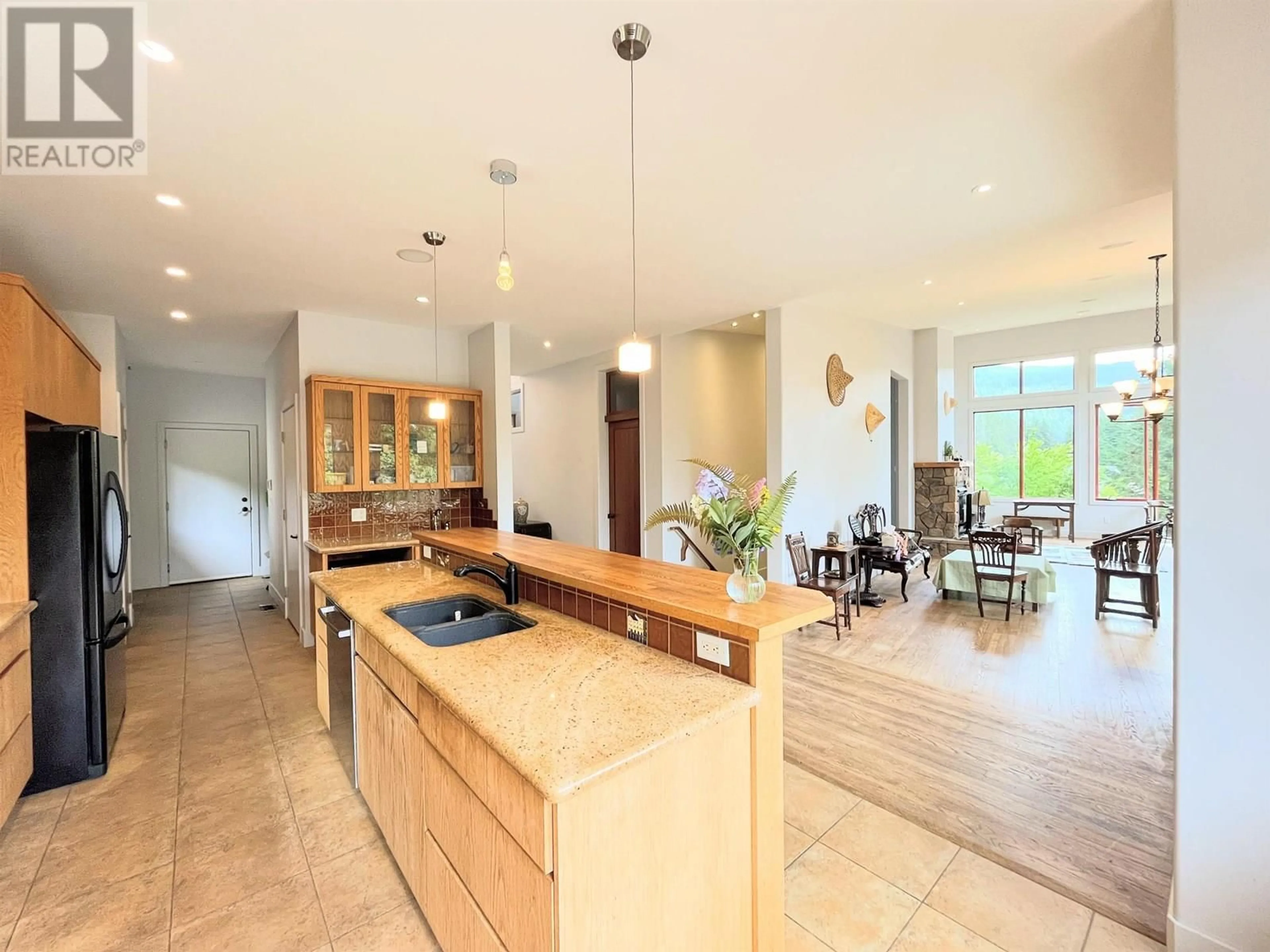 Open concept kitchen, ceramic/tile floor for 2923 FERN DRIVE, Port Moody British Columbia V3H4W9