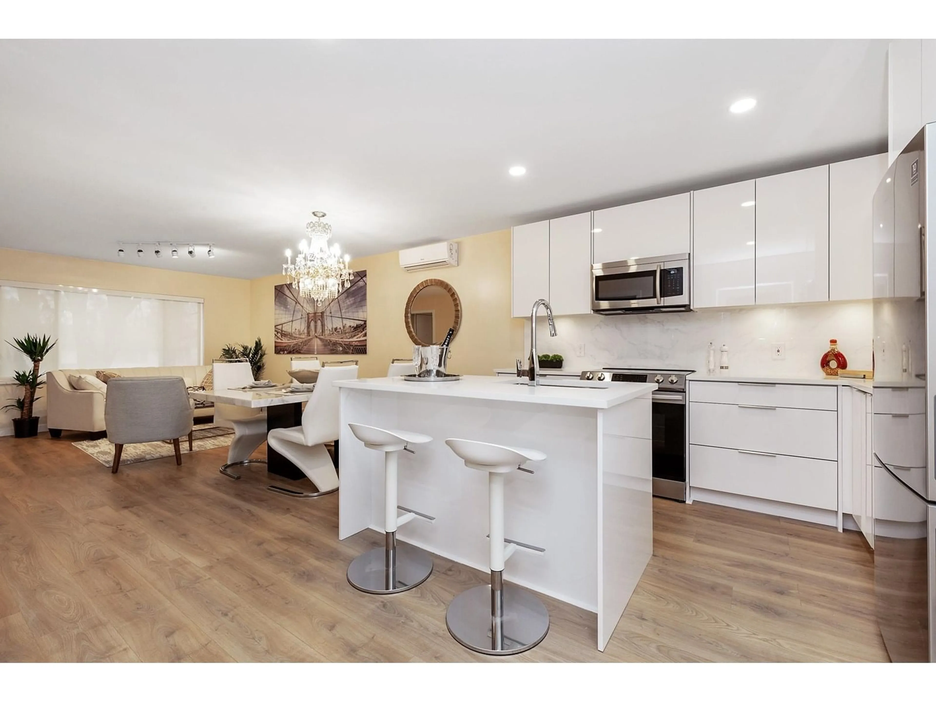 Open concept kitchen, wood/laminate floor for 112 - 15739 FRASER, Surrey British Columbia V4N1G9