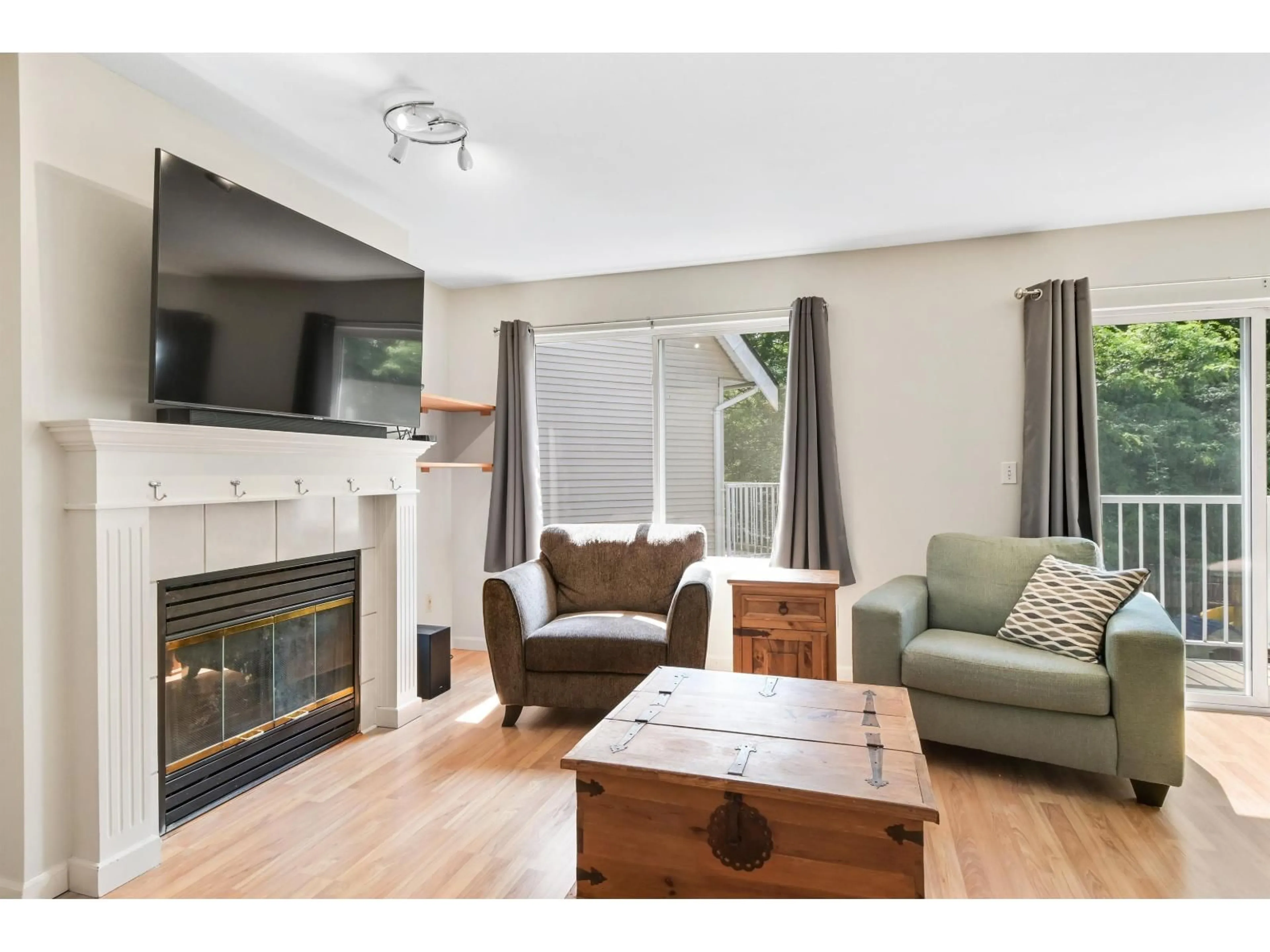 Living room with furniture, wood/laminate floor for 13 - 19948 WILLOUGHBY, Langley British Columbia V2Y1M6