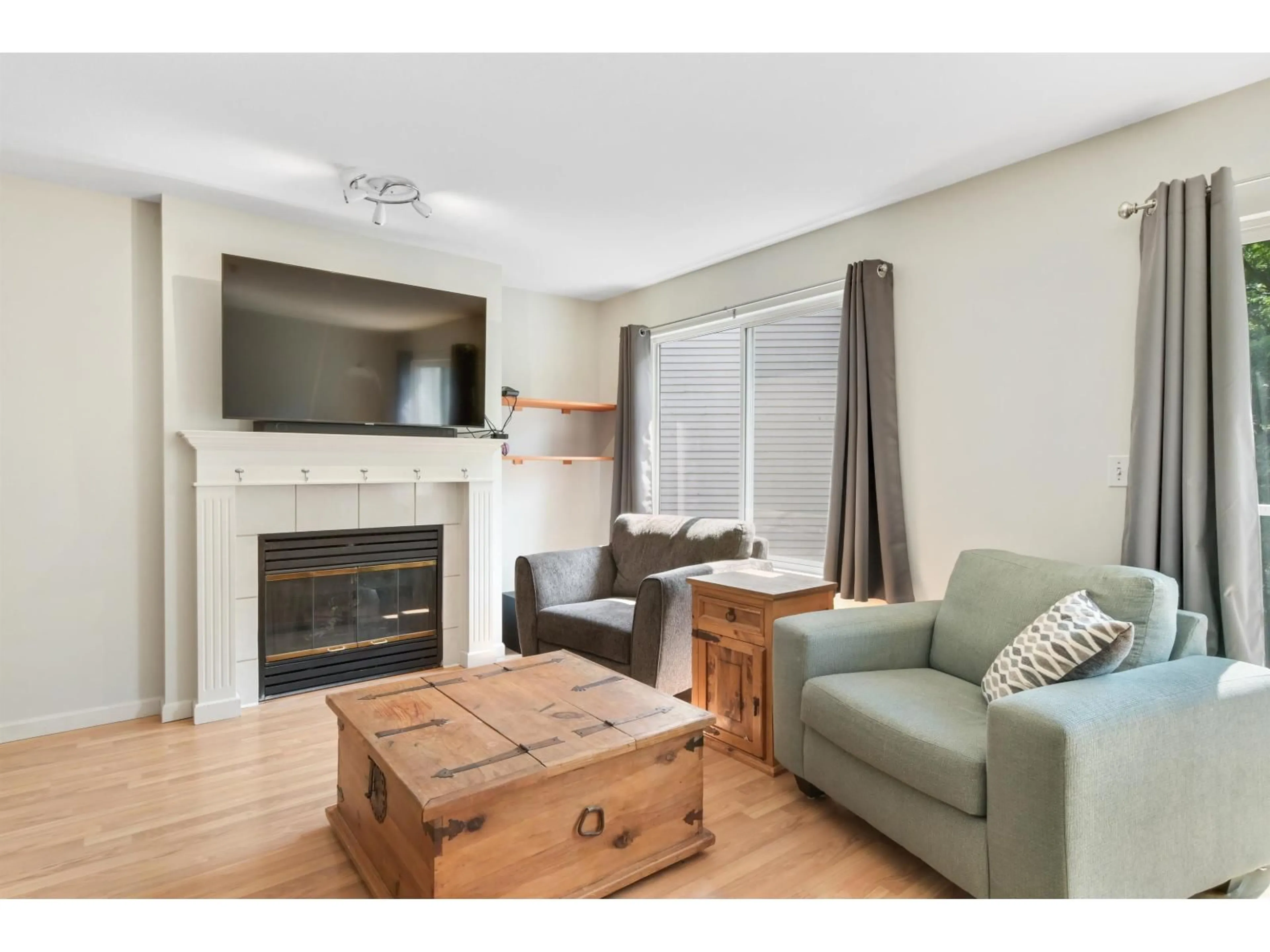 Living room with furniture, wood/laminate floor for 13 - 19948 WILLOUGHBY, Langley British Columbia V2Y1M6