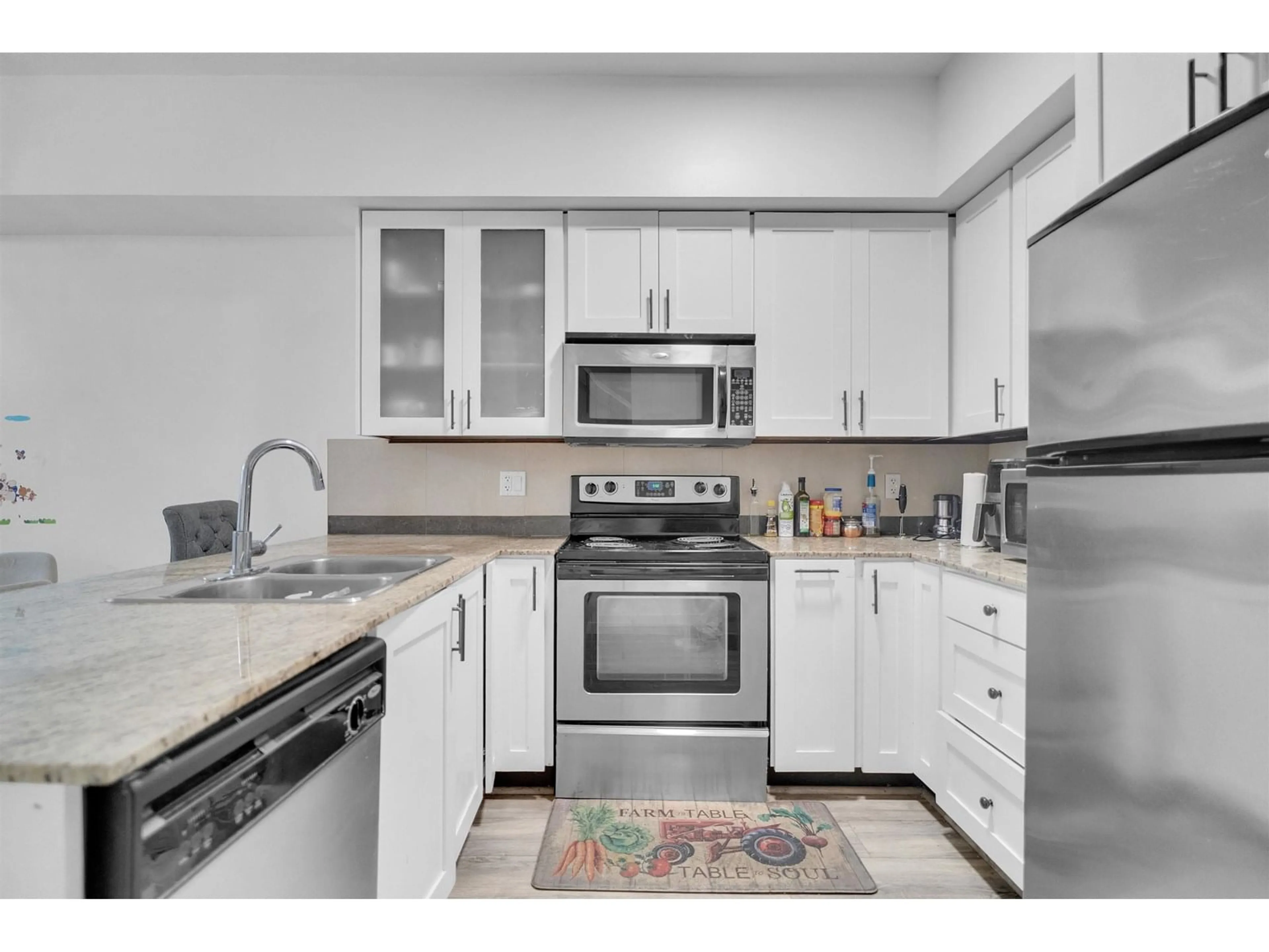 Standard kitchen, unknown for 210 - 13958 108, Surrey British Columbia V3T0B4