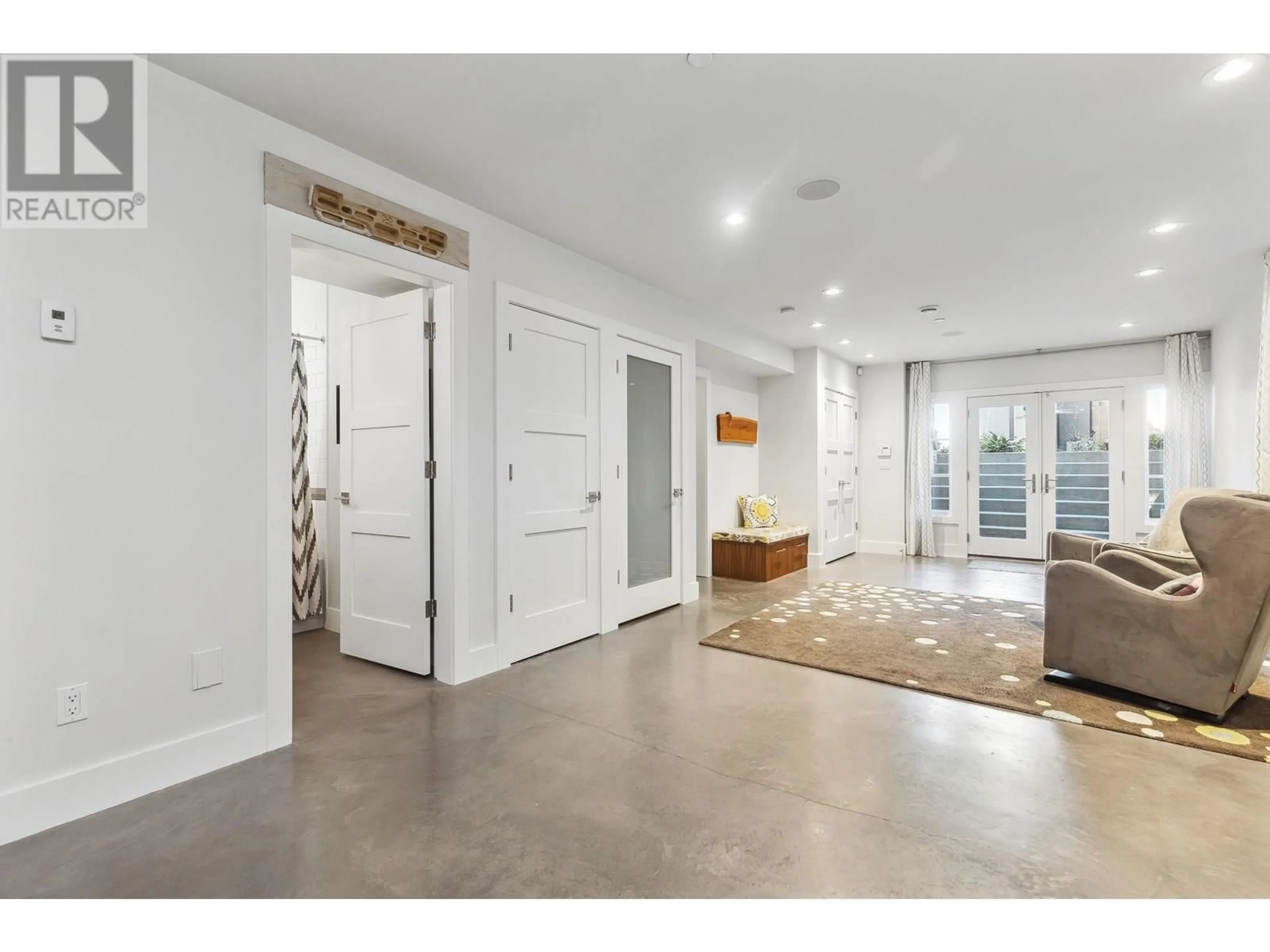 Indoor entryway for 3963 20TH AVENUE, Vancouver British Columbia V6S1G3