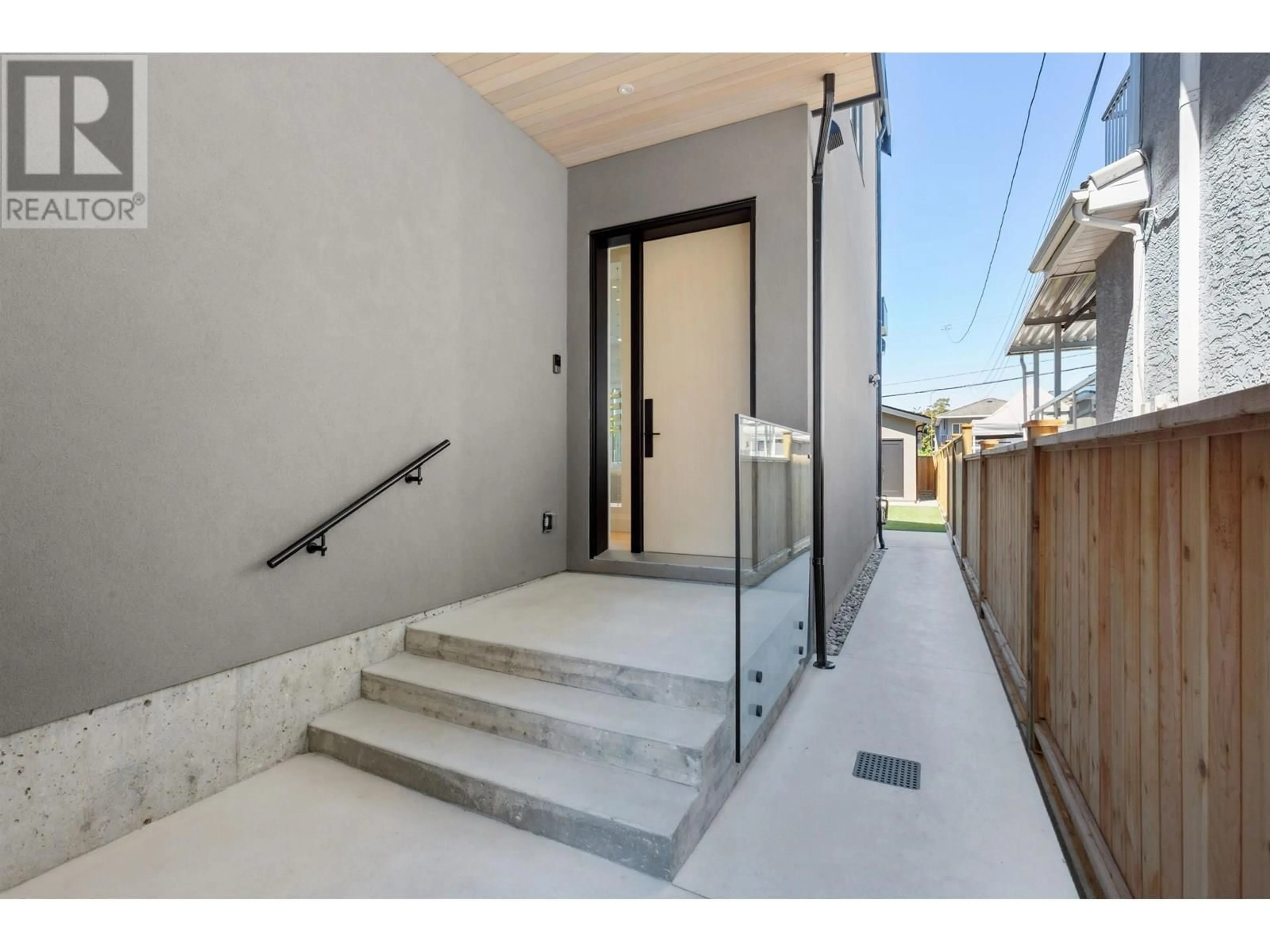 Indoor entryway for 2 - 1243 27TH AVENUE, Vancouver British Columbia V5V2L9