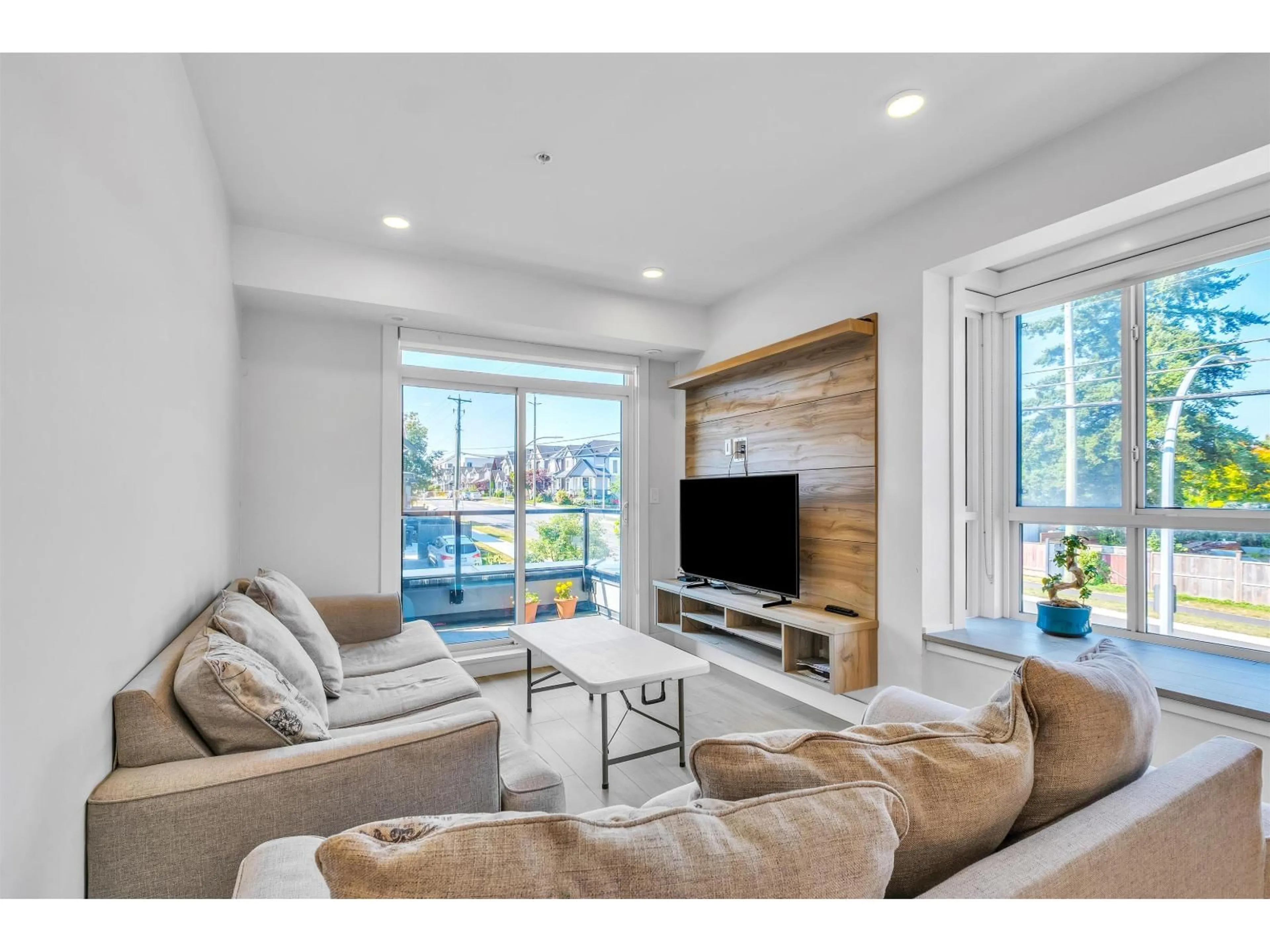Living room with furniture, wood/laminate floor for 212 - 14818 60, Surrey British Columbia V3S0B5