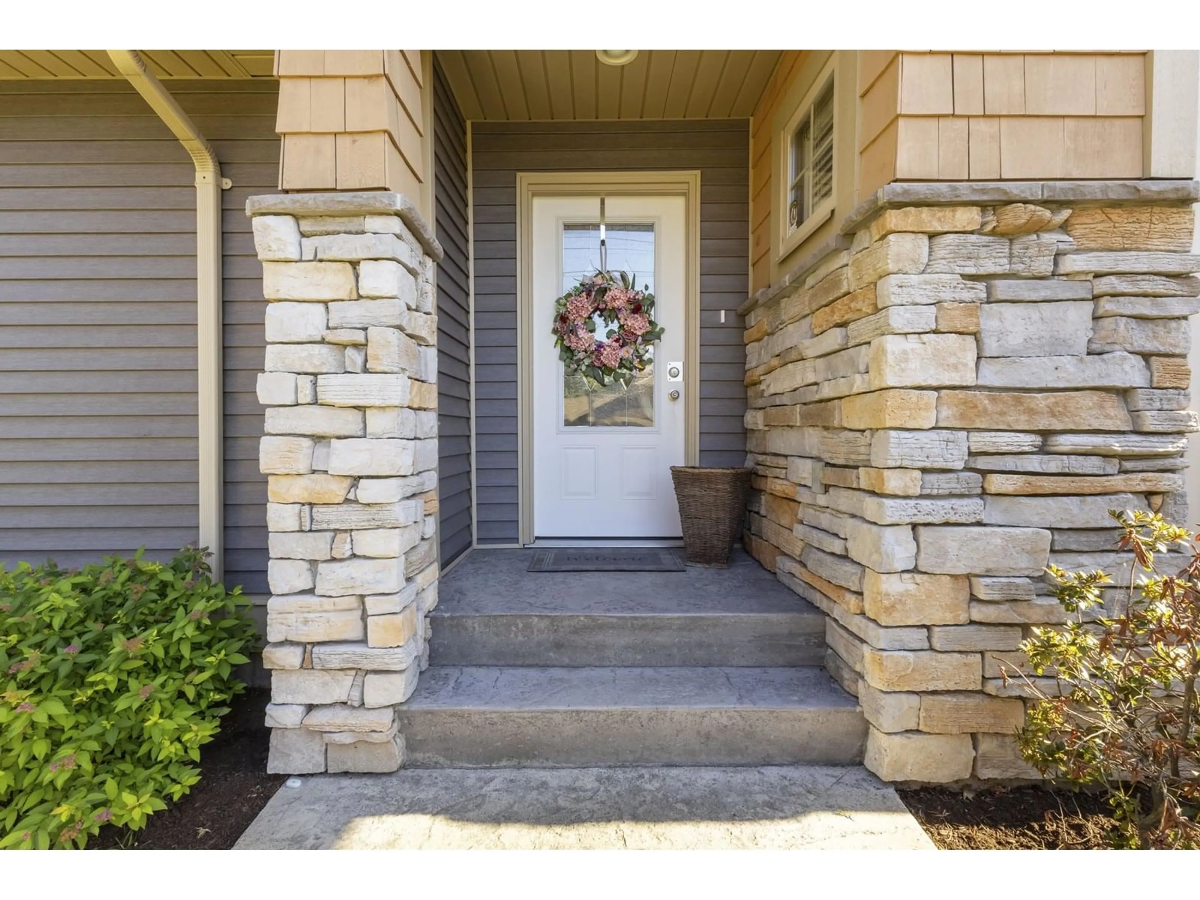 Indoor entryway for 1 - 46150 RIVERSIDE DRIVE, Chilliwack British Columbia V2P3K9