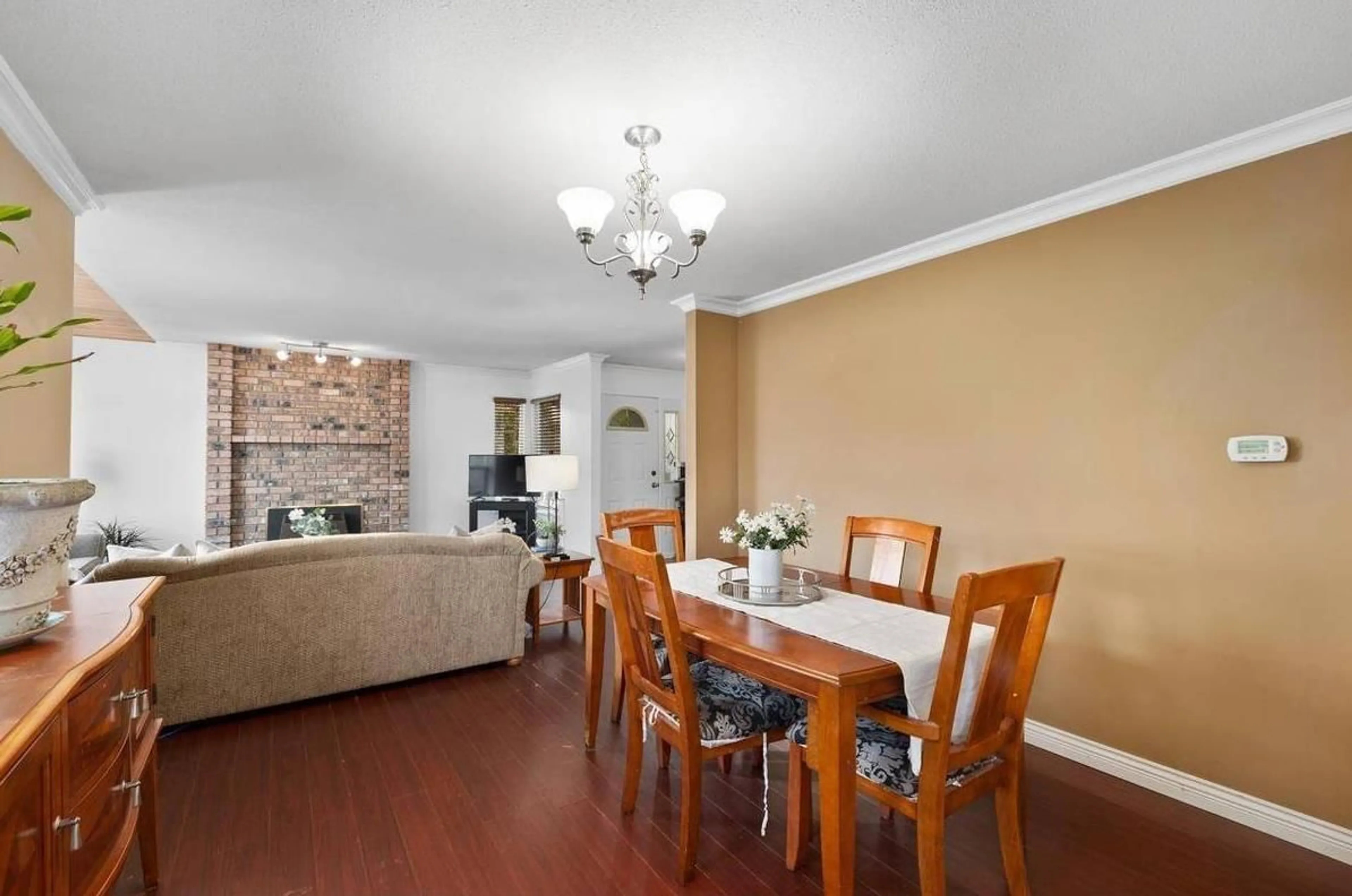 Dining room, wood/laminate floor for 19093 SUNDALE, Surrey British Columbia V3S7M6