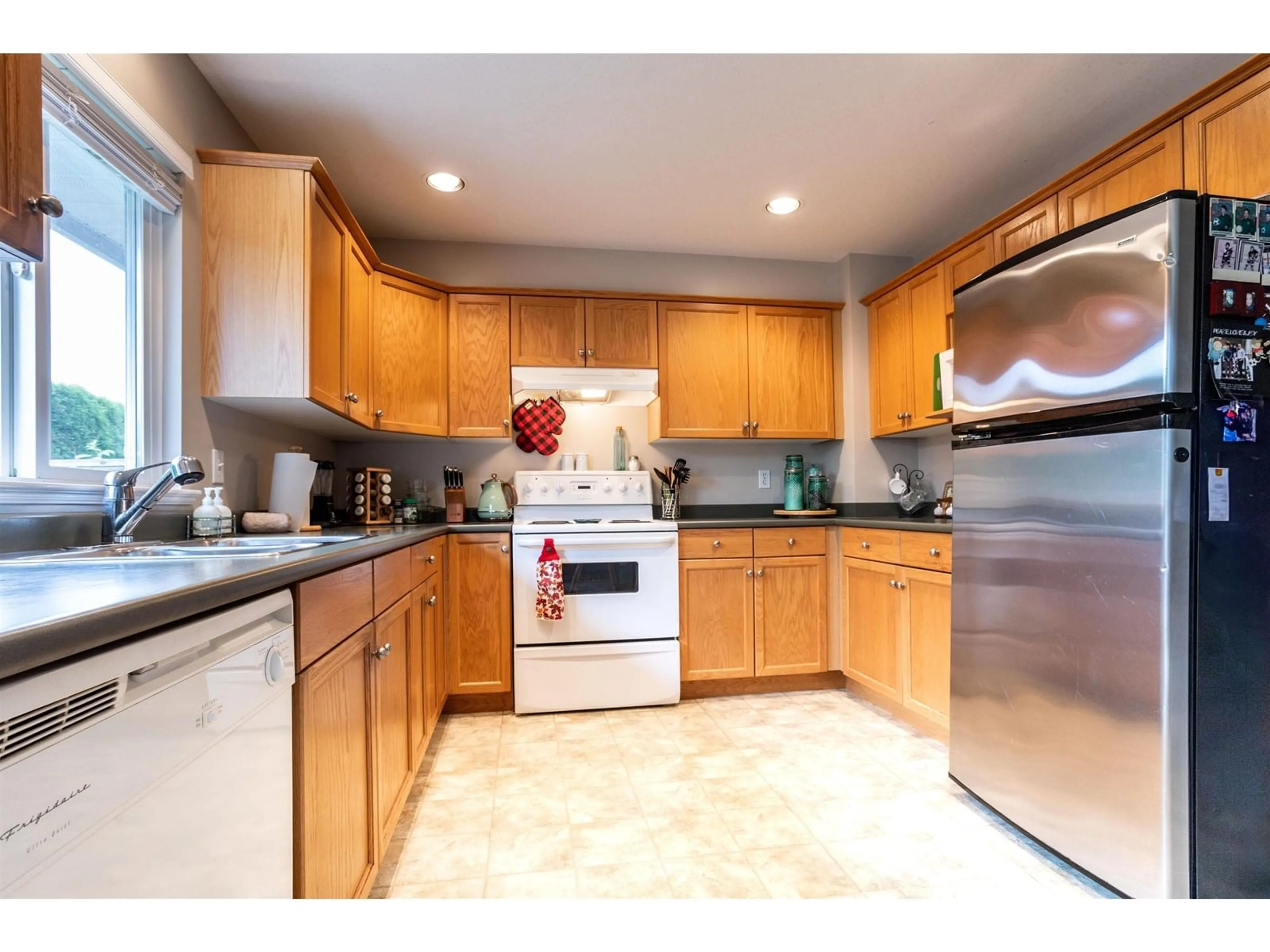 Standard kitchen, unknown for 8 - 9472 WOODBINE STREET, Chilliwack British Columbia V2P5S4