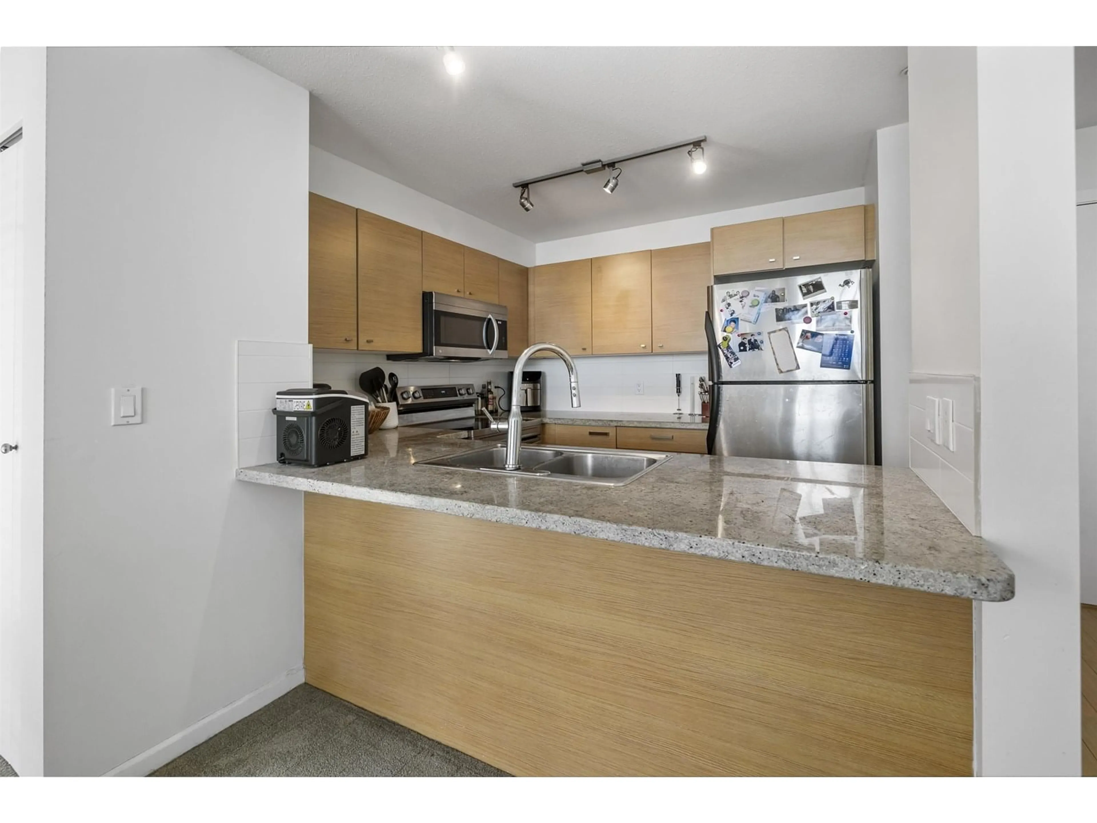Standard kitchen, unknown for 403 - 6815 188, Surrey British Columbia V4N0Z8