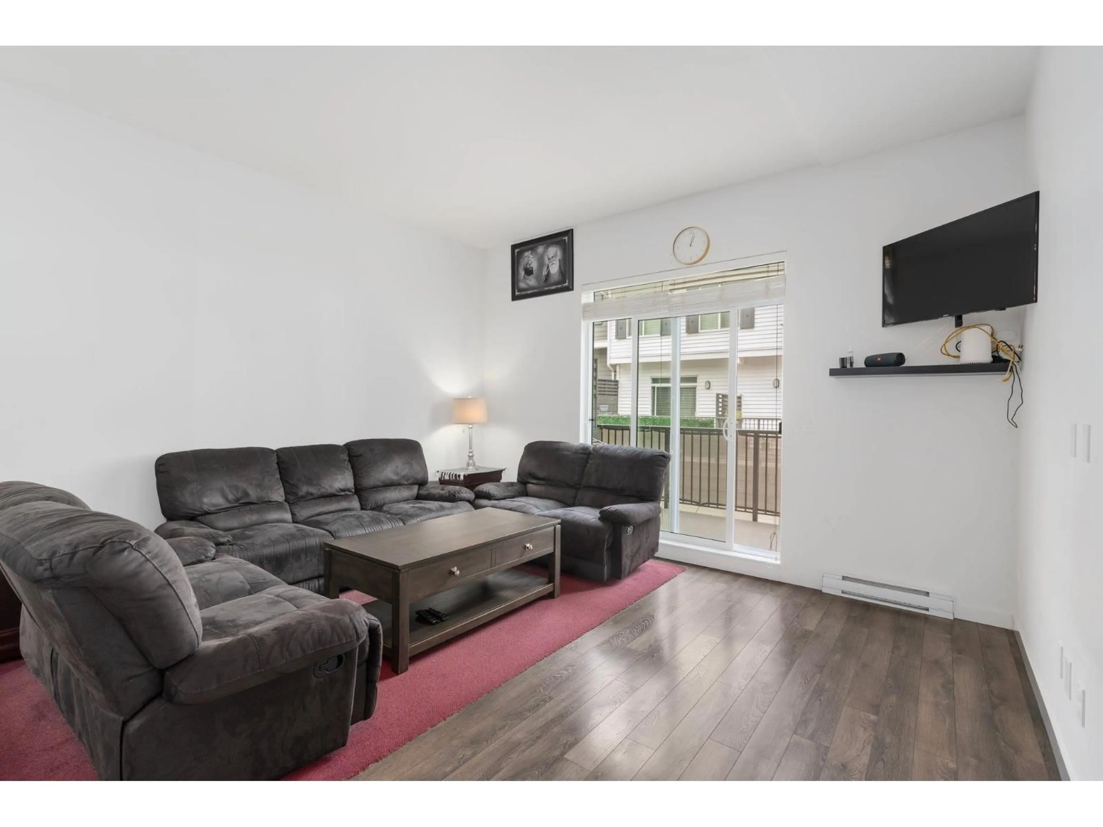 Living room with furniture, wood/laminate floor for 52 - 8130 136A, Surrey British Columbia V3W1H9