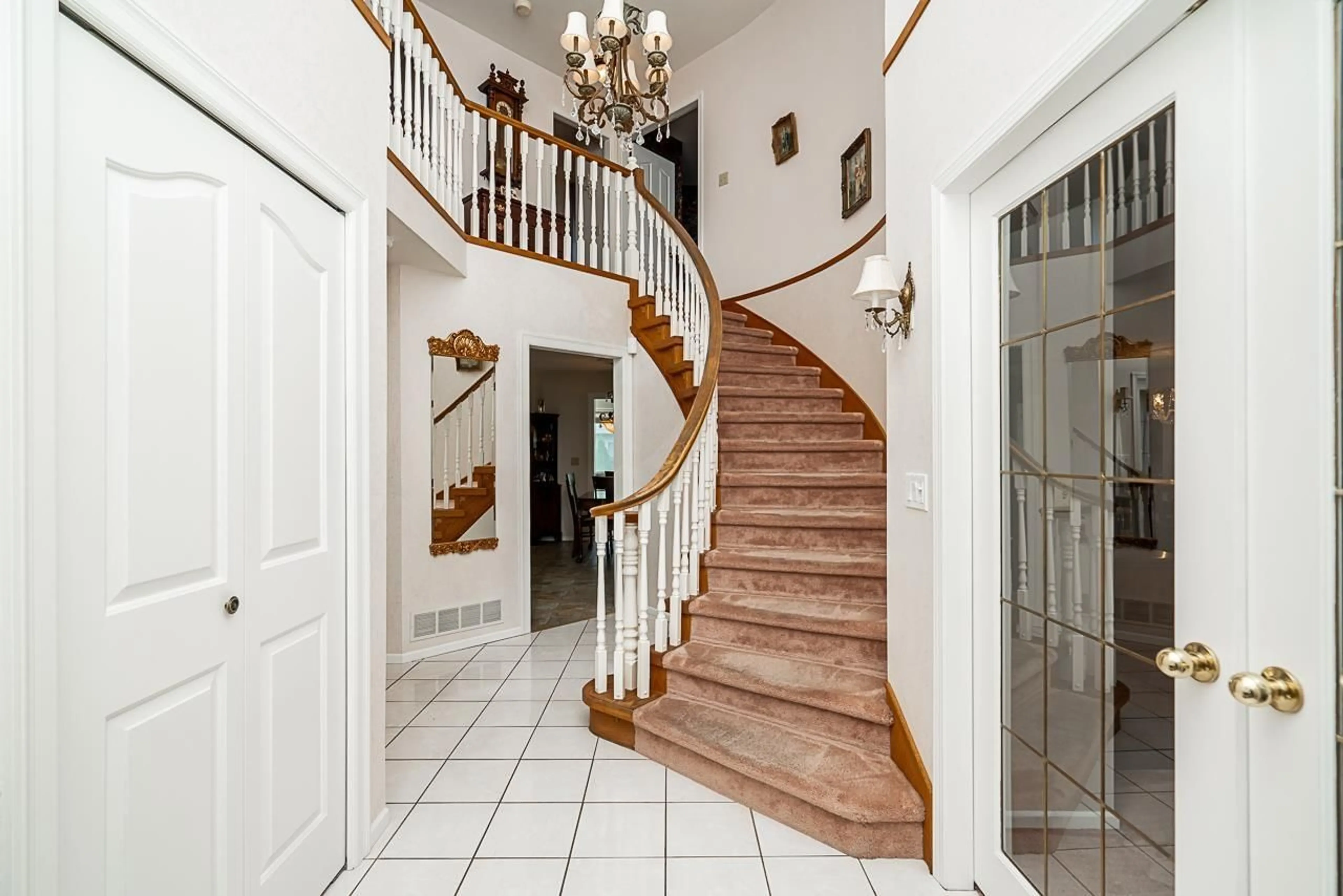 Indoor foyer for 6279 187, Surrey British Columbia V3S7N8