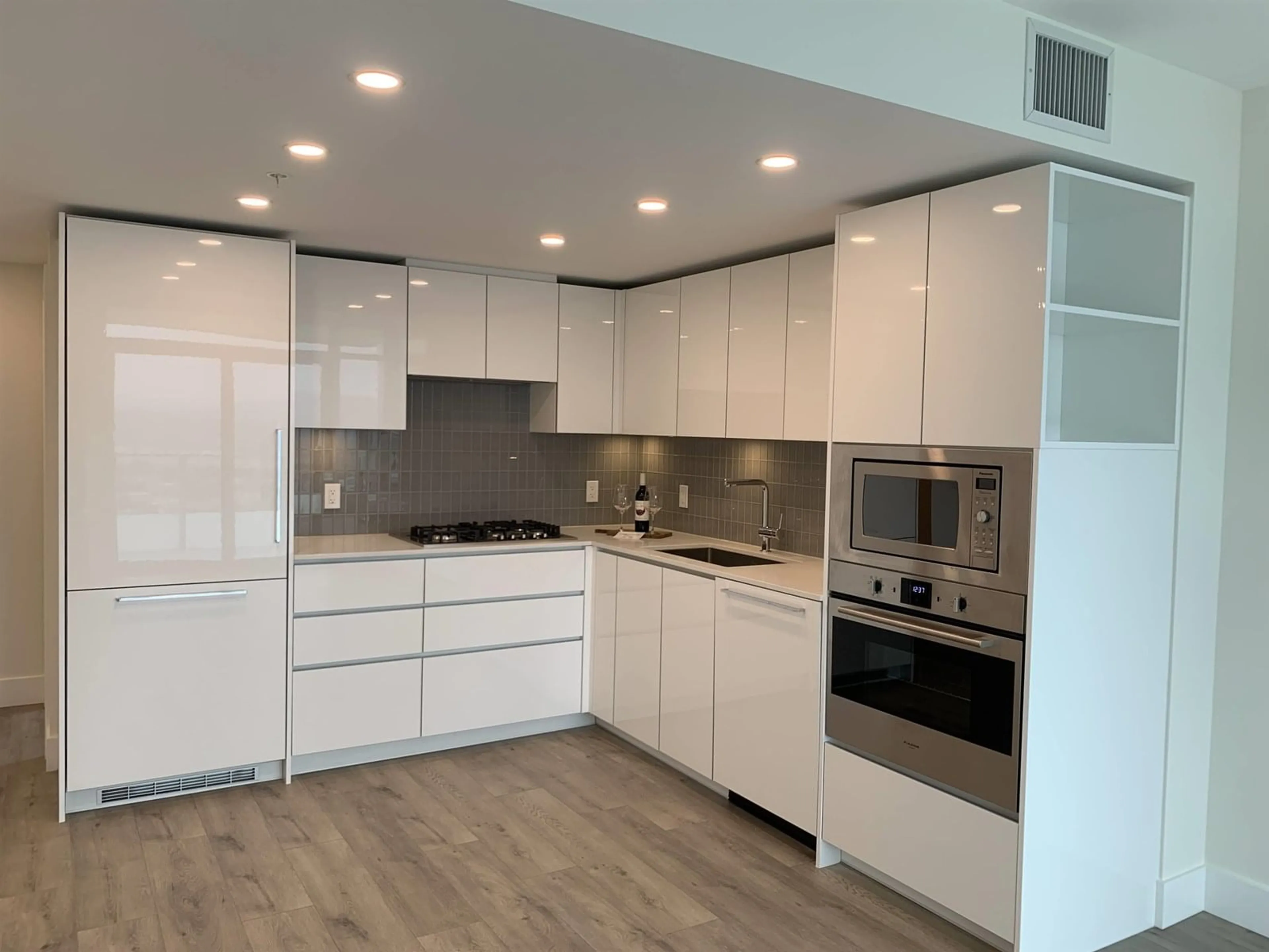 Open concept kitchen, unknown for 1806 - 10428 WHALLEY, Surrey British Columbia V3T0W2
