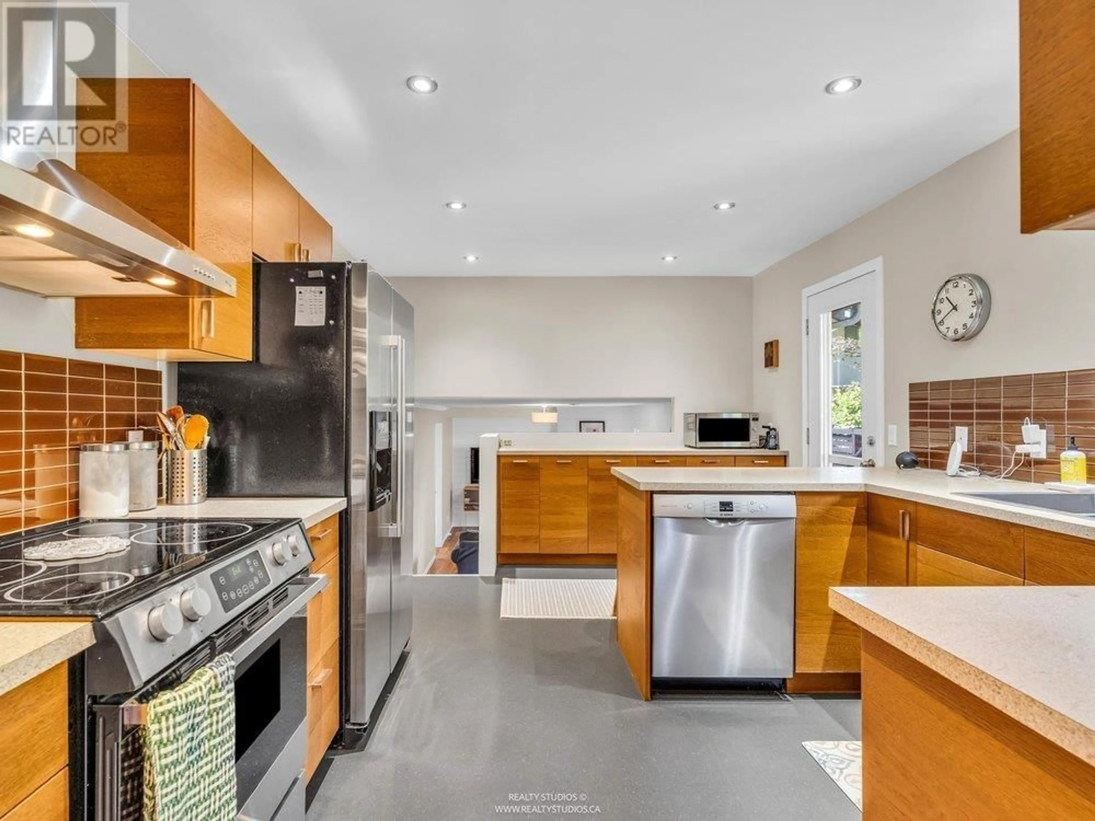 Open concept kitchen, ceramic/tile floor for 999 53A STREET, Delta British Columbia V4M3E2