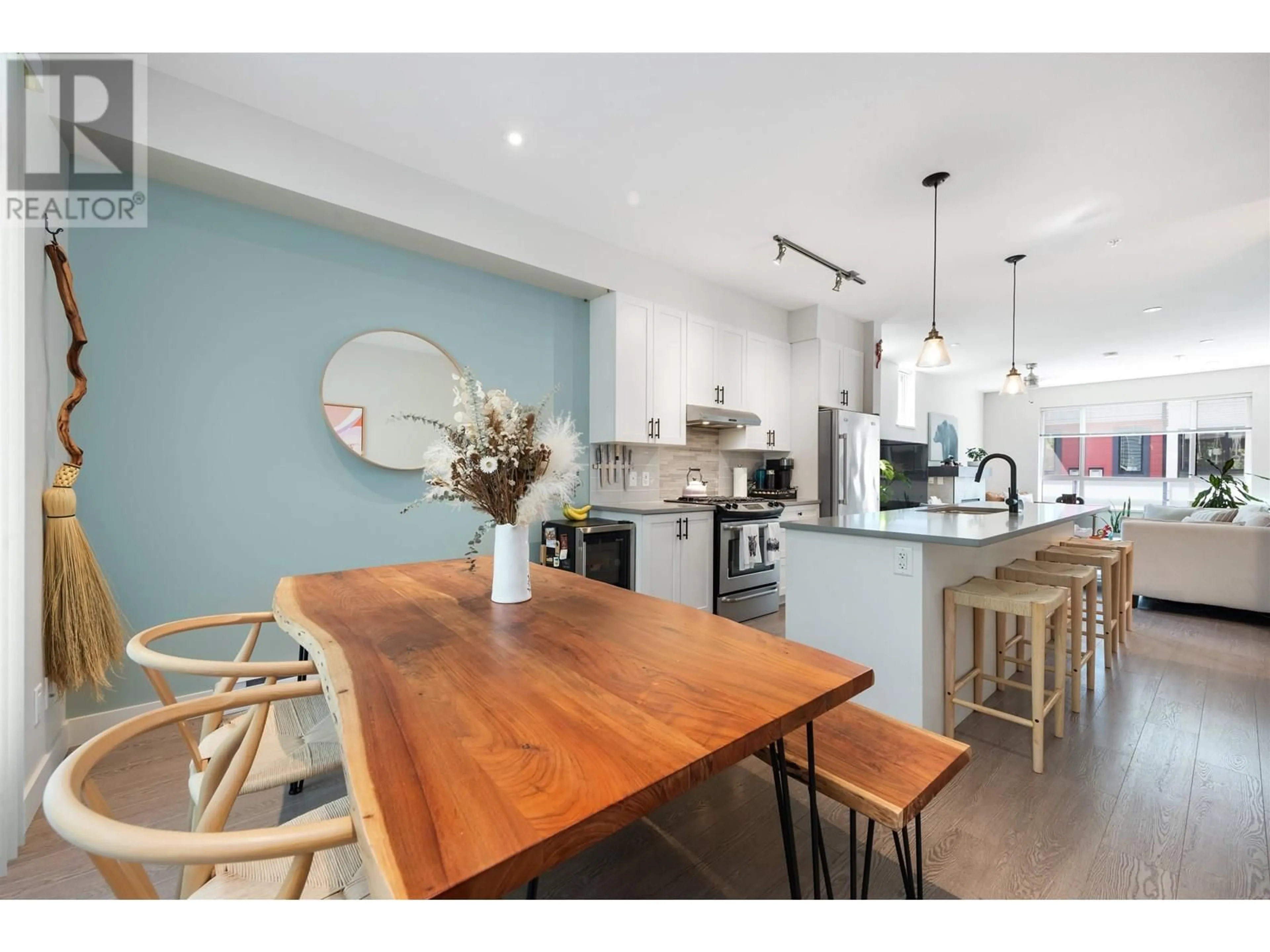 Open concept kitchen, wood/laminate floor for 1229 BRANDYWINE DRIVE, Squamish British Columbia V8B0V4