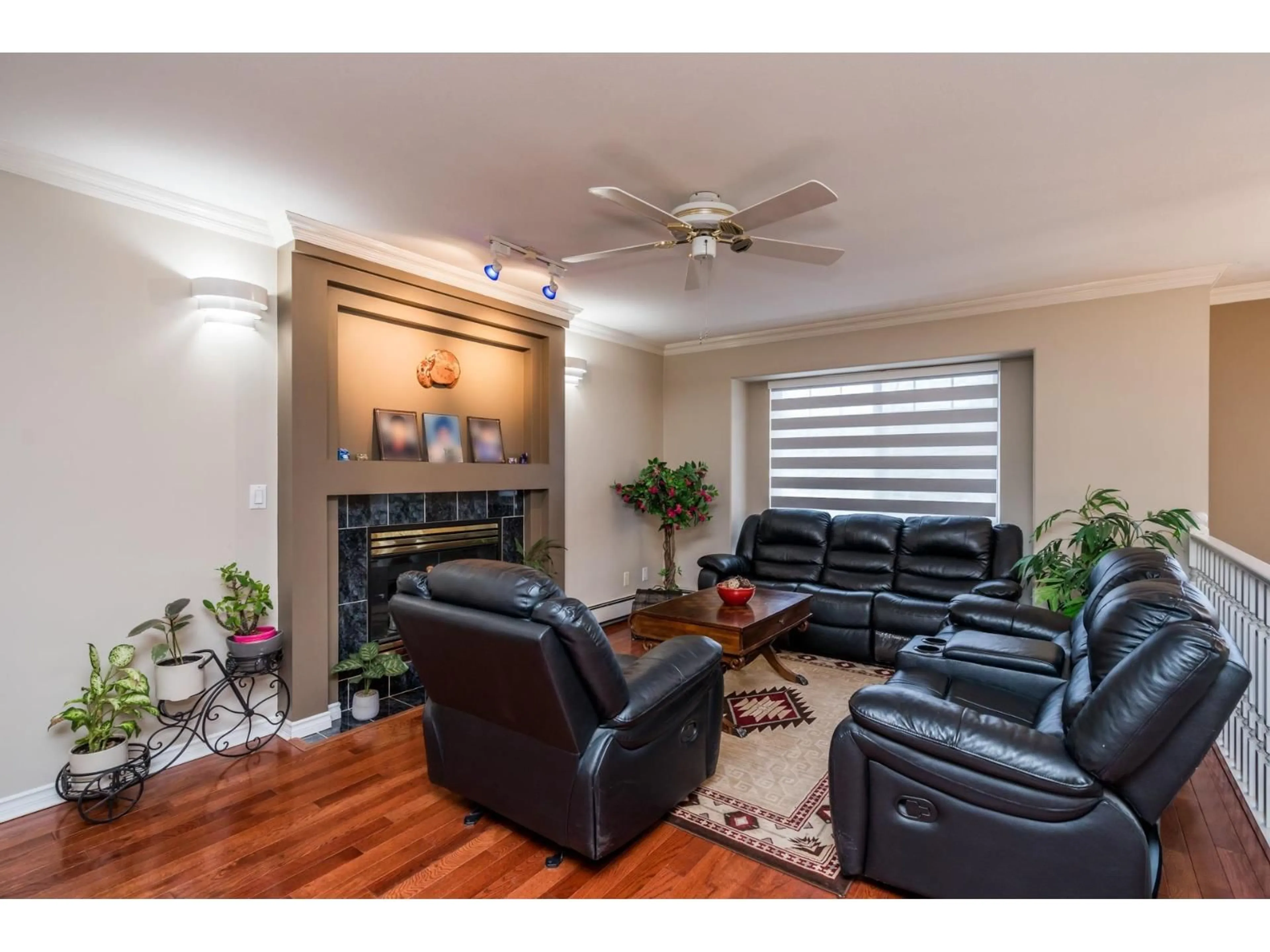 Living room with furniture, wood/laminate floor for 21597 95A, Langley British Columbia V1M2C6