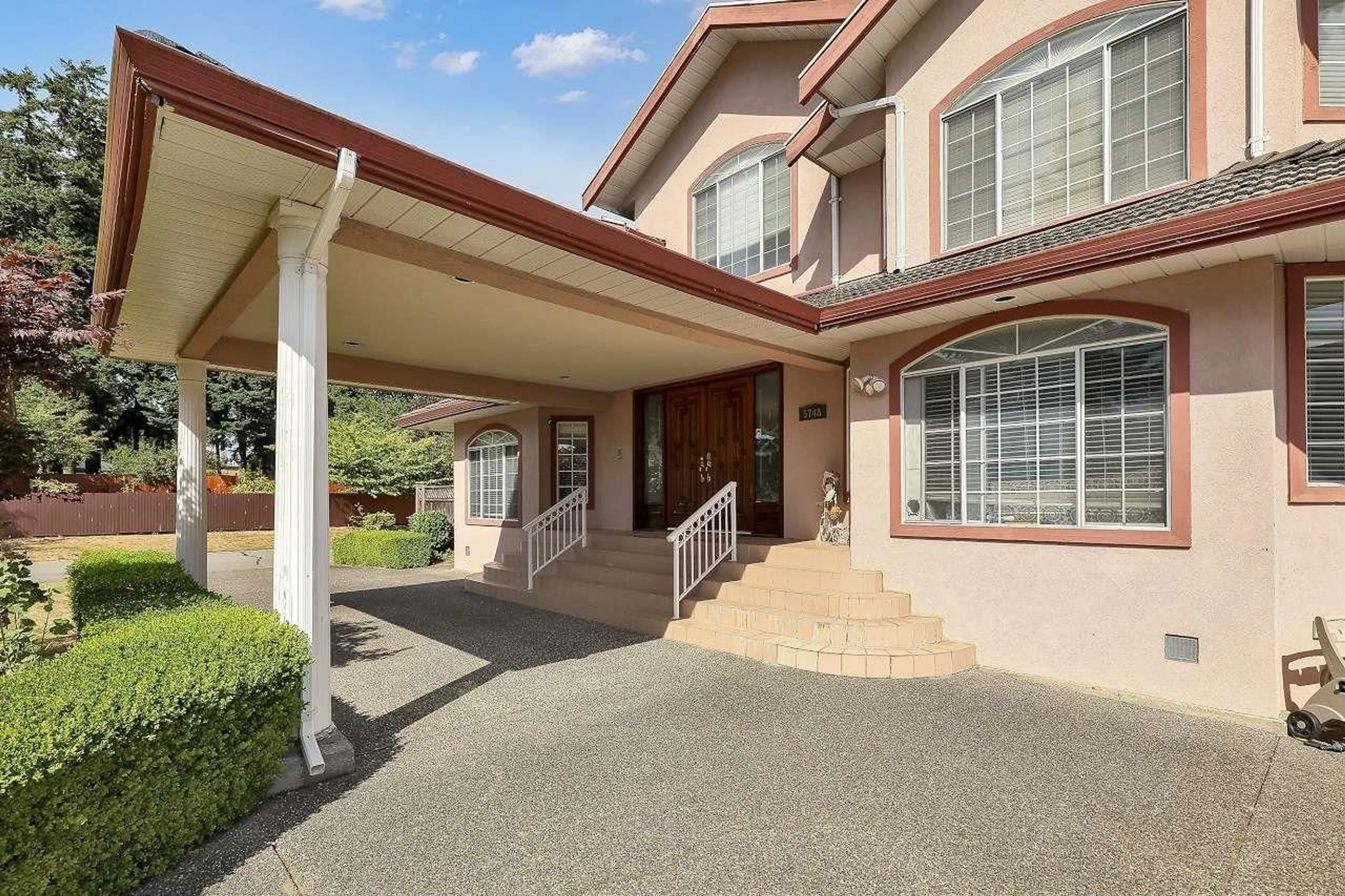 Indoor foyer for 5748 126, Surrey British Columbia V3X3G8