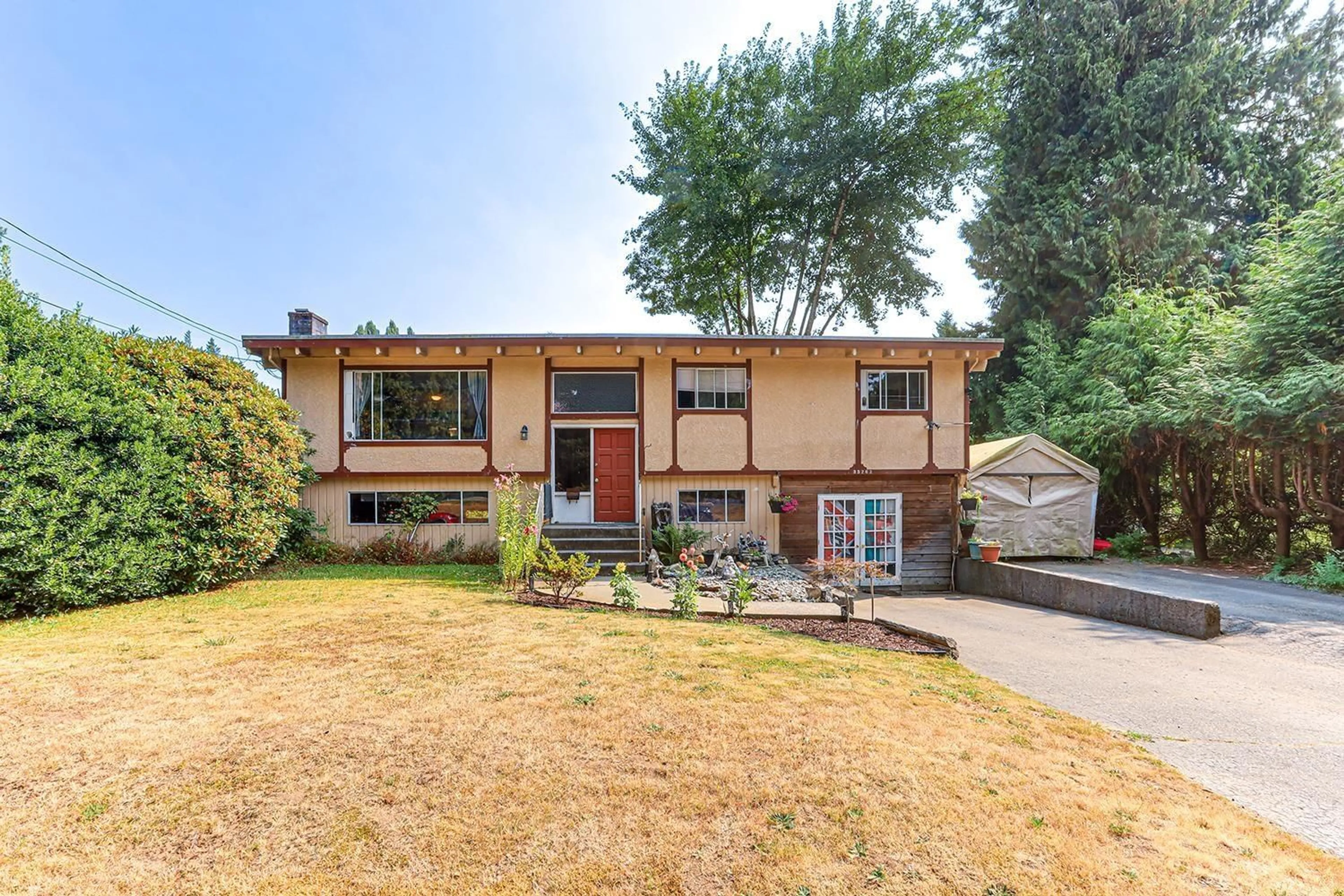 Home with vinyl exterior material, street for 33262 LYNN, Abbotsford British Columbia V2S1C9