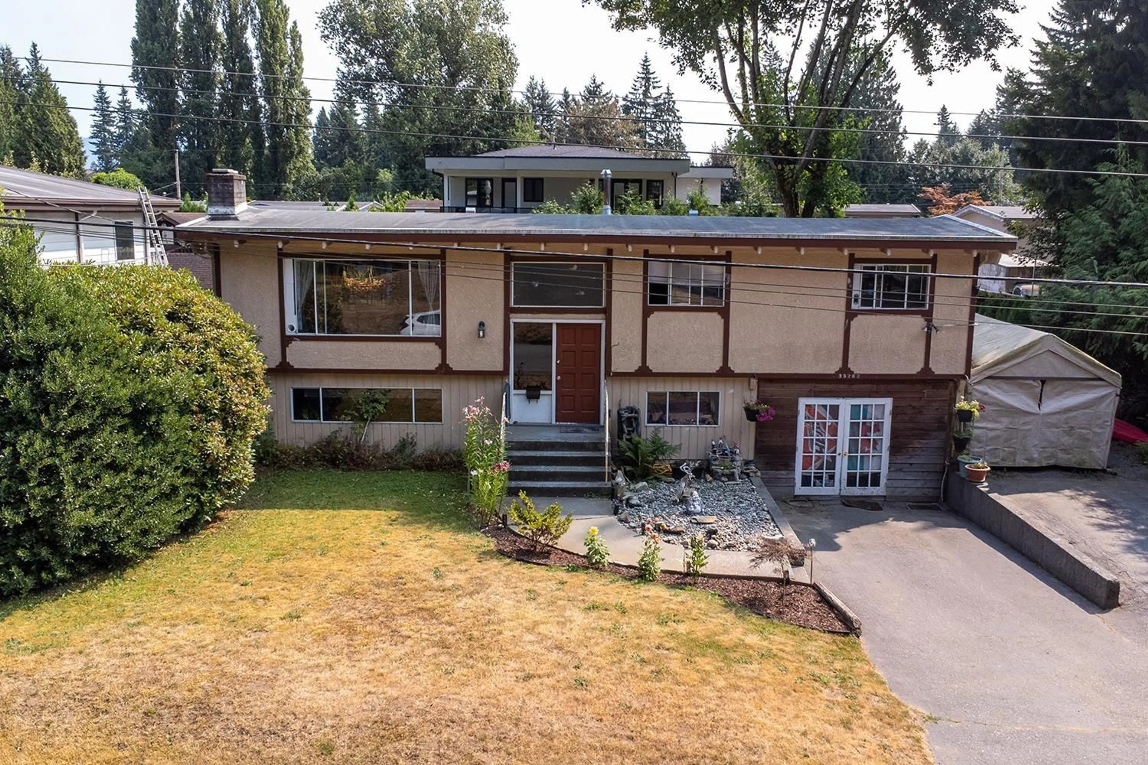 A pic from outside/outdoor area/front of a property/back of a property/a pic from drone, street for 33262 LYNN, Abbotsford British Columbia V2S1C9