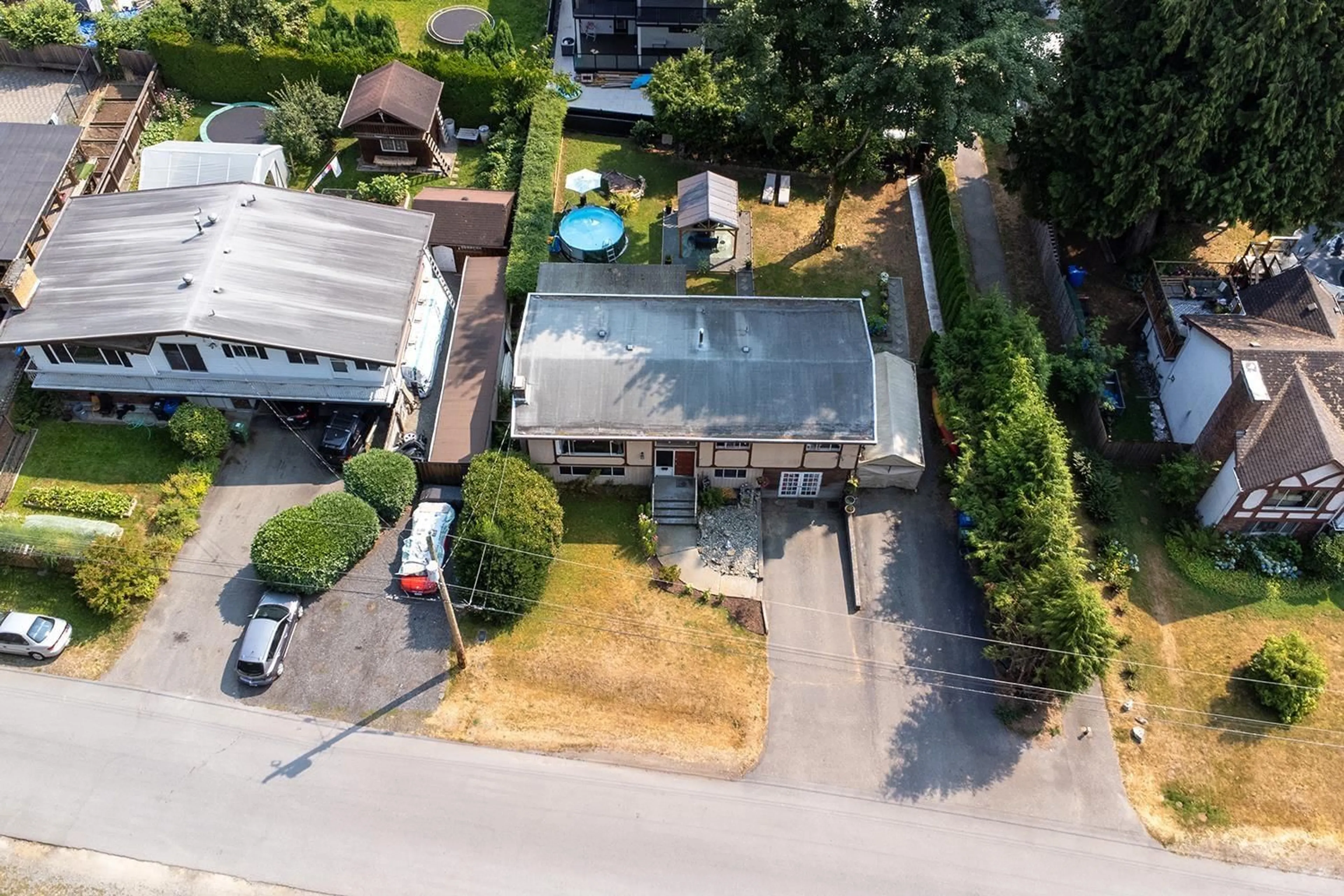 A pic from outside/outdoor area/front of a property/back of a property/a pic from drone, street for 33262 LYNN, Abbotsford British Columbia V2S1C9
