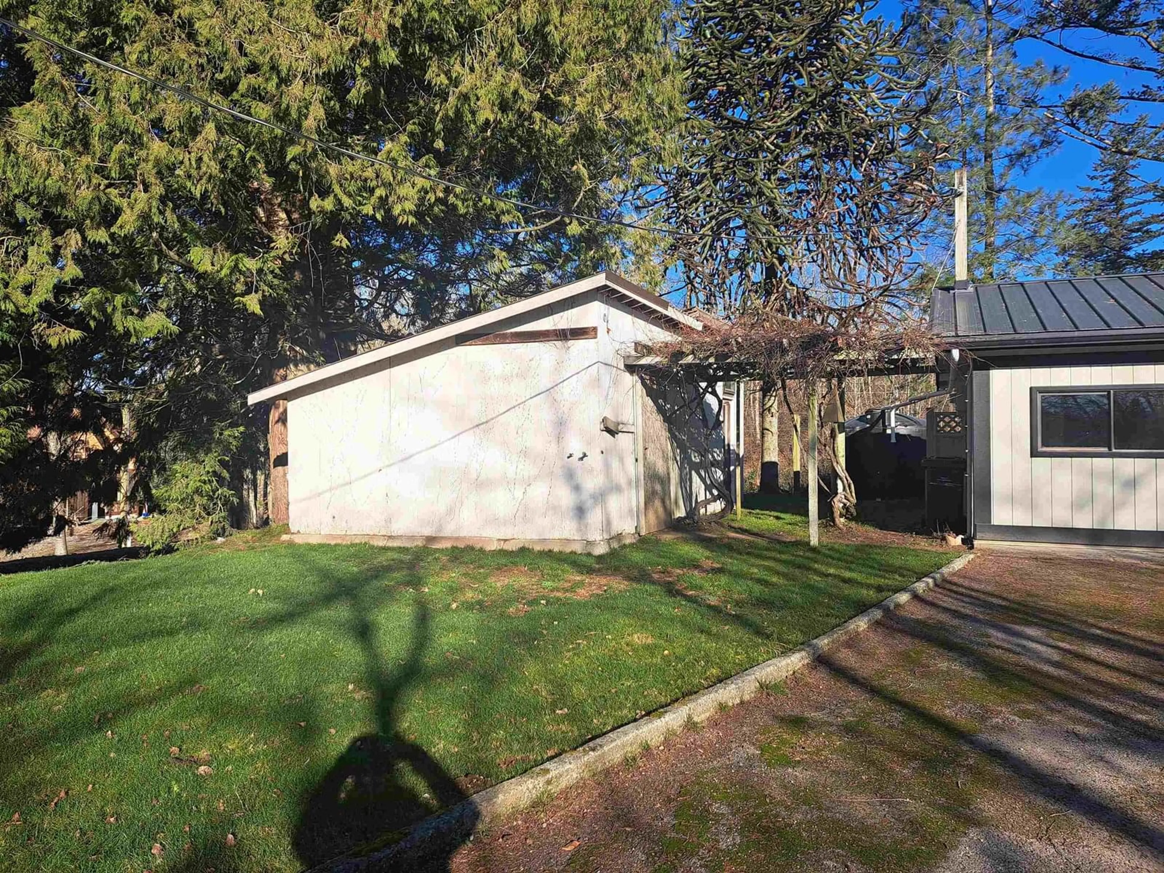 A pic from outside/outdoor area/front of a property/back of a property/a pic from drone, street for 37318 WARD, Abbotsford British Columbia V3G2K6