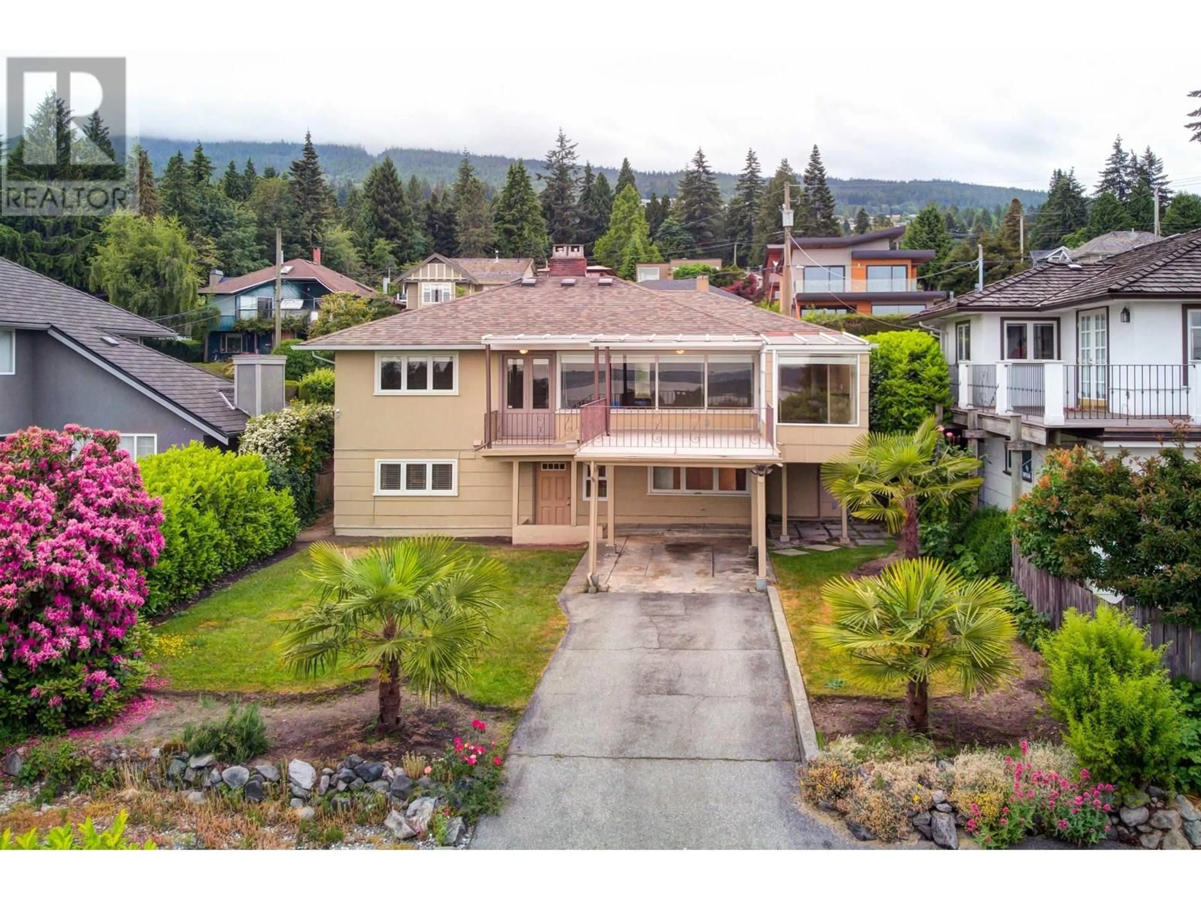 A pic from outside/outdoor area/front of a property/back of a property/a pic from drone, street for 1530 NELSON AVENUE, West Vancouver British Columbia V7V2P2