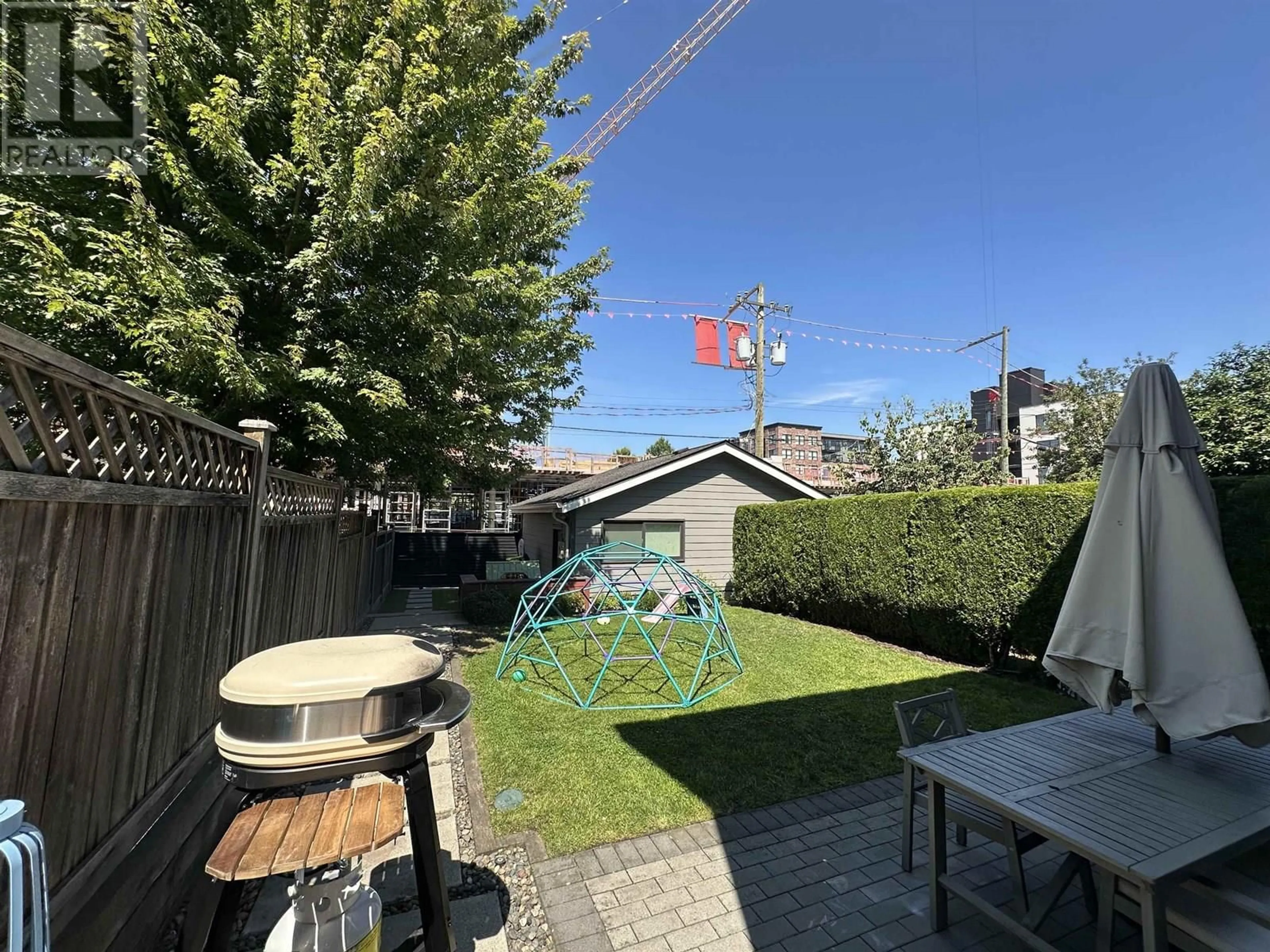 Patio, street for 2073 PENDER STREET, Vancouver British Columbia V5L1X1