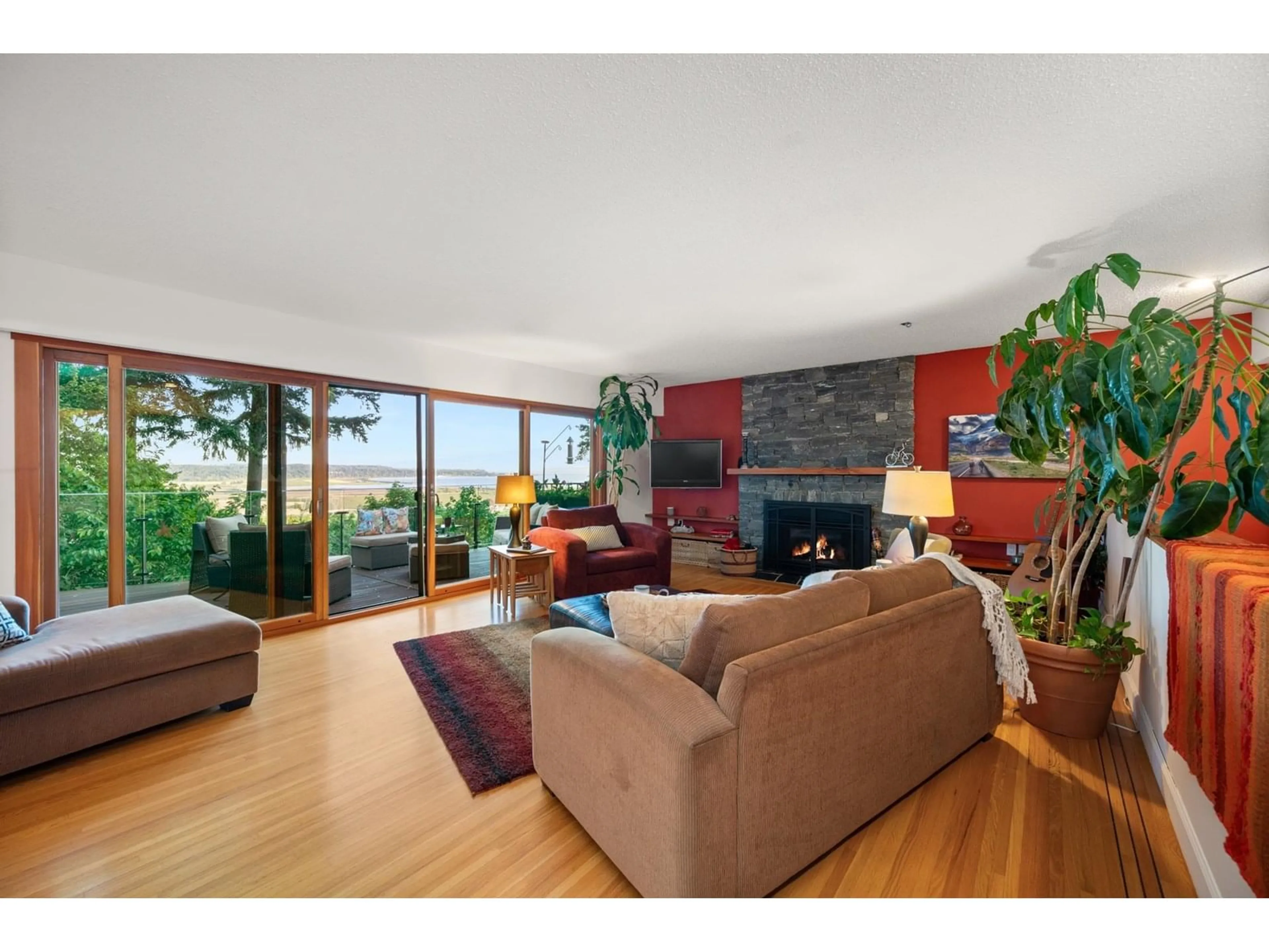 Living room with furniture, wood/laminate floor for 13464 56, Surrey British Columbia V3X2Z6