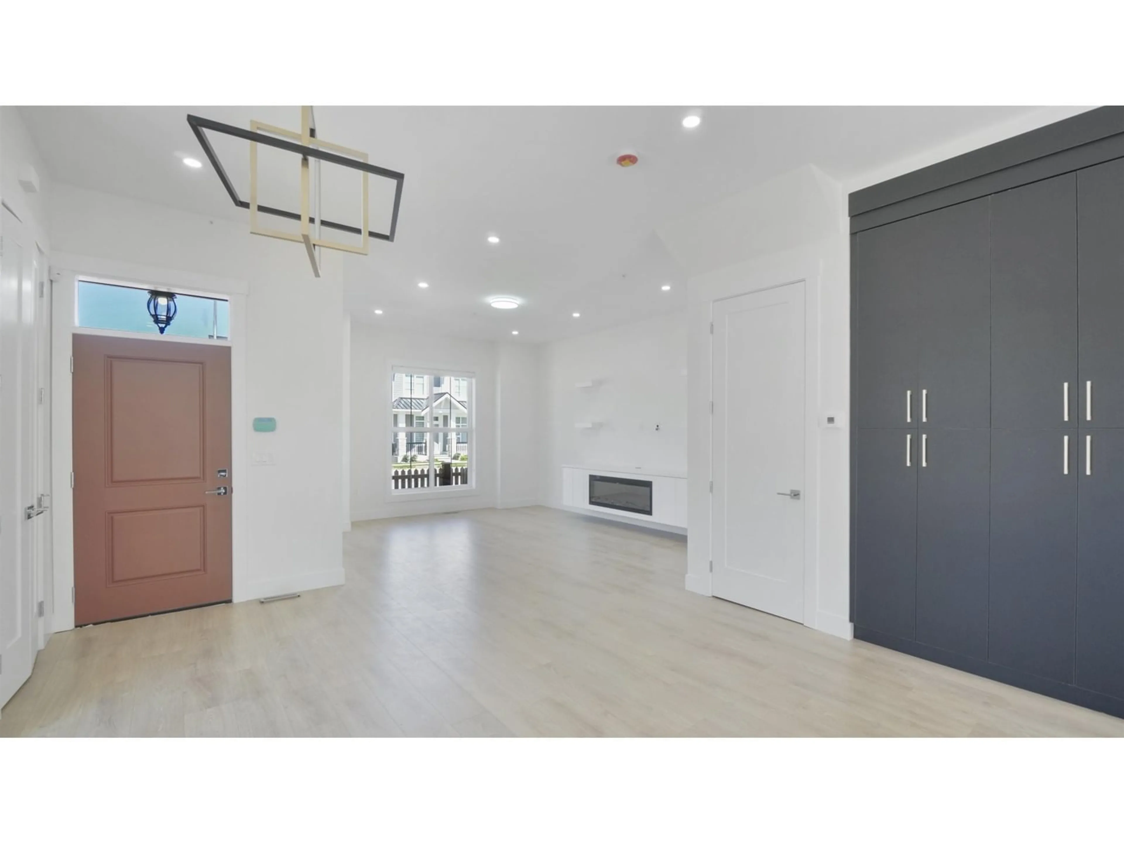 Indoor foyer for 20510 76, Langley British Columbia V2Y3S8