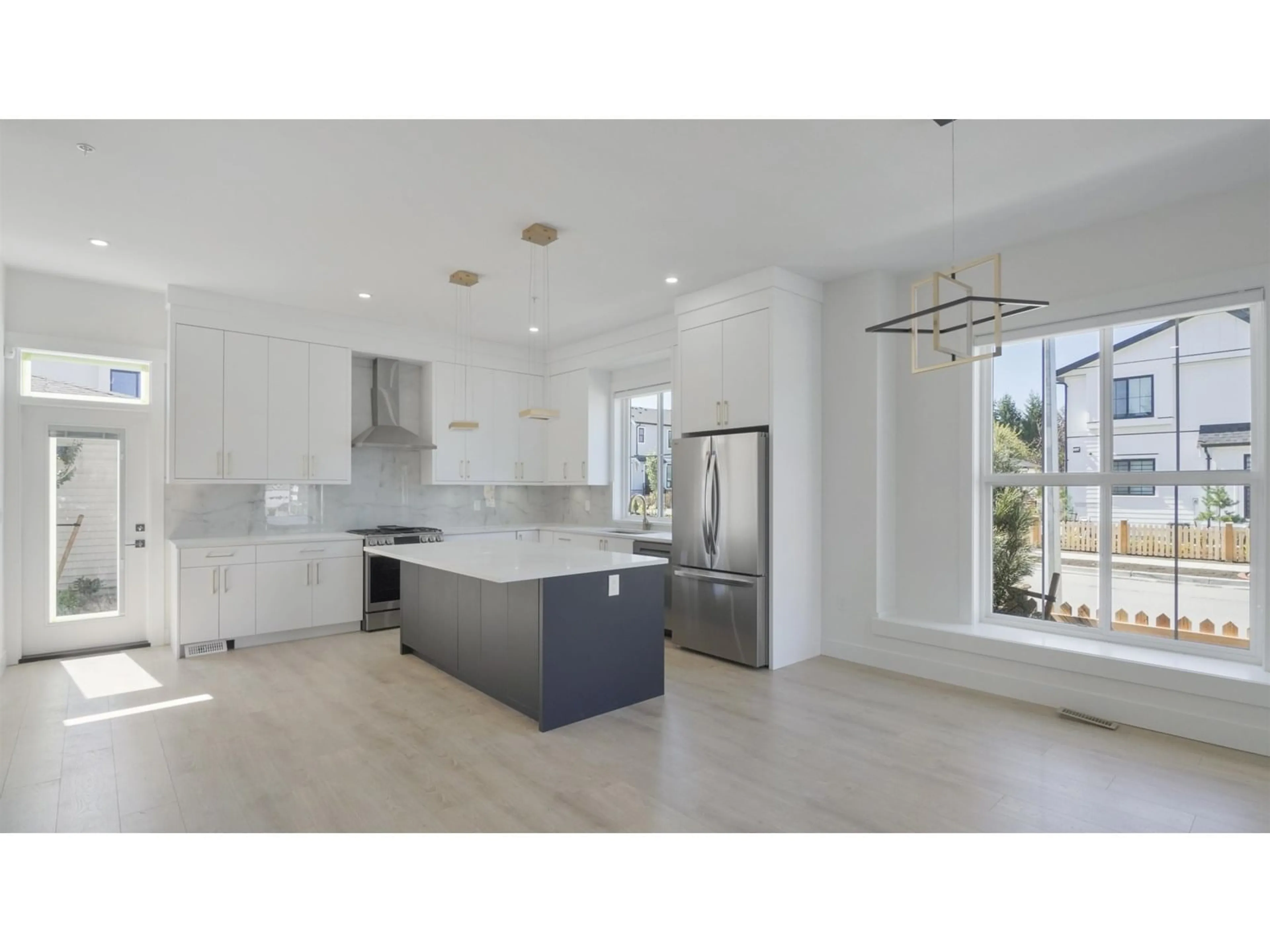 Open concept kitchen, ceramic/tile floor for 20510 76, Langley British Columbia V2Y3S8
