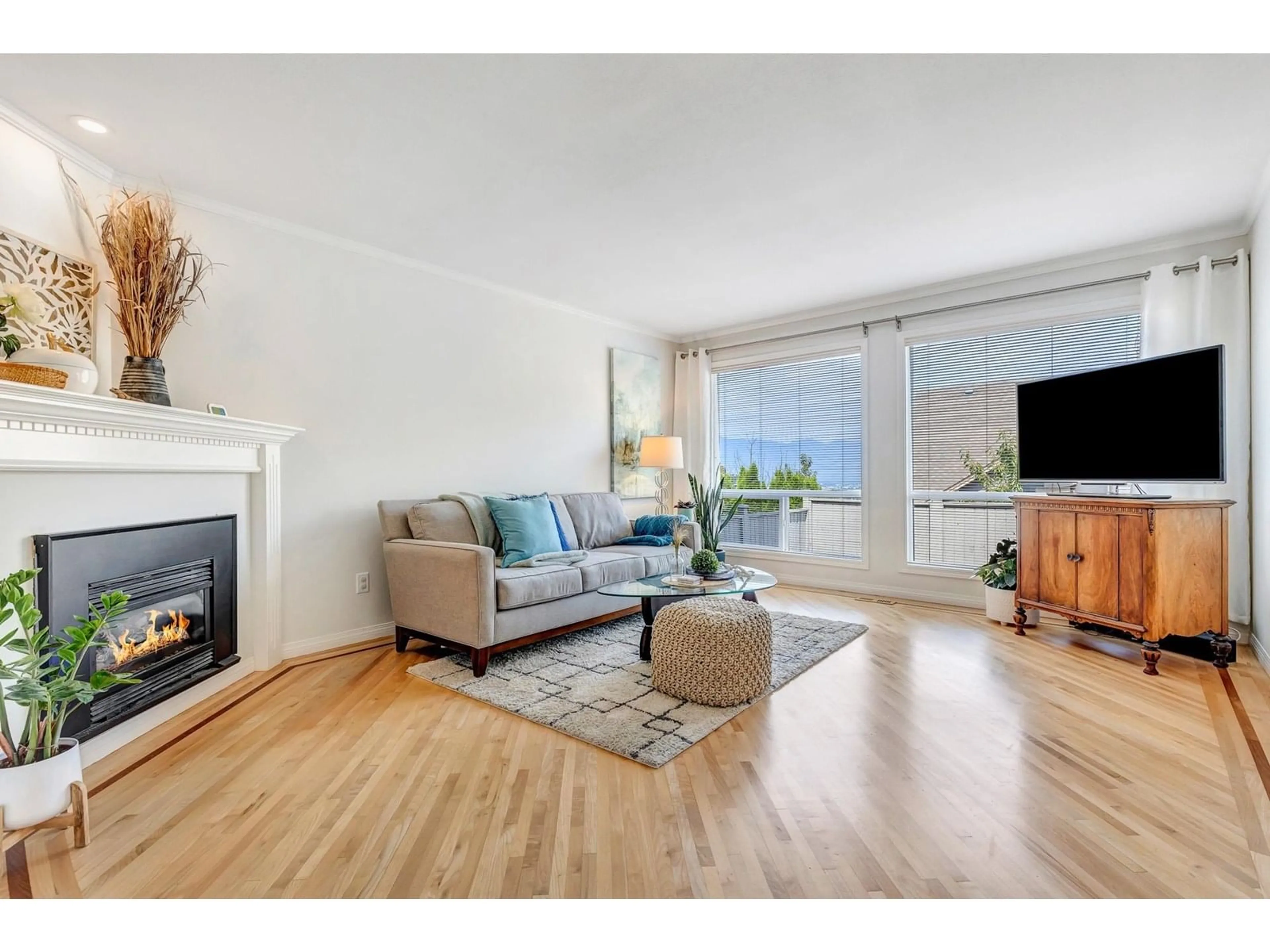 Living room with furniture, wood/laminate floor for 7 - 46906 RUSSELL ROAD, Chilliwack British Columbia V2R5T3
