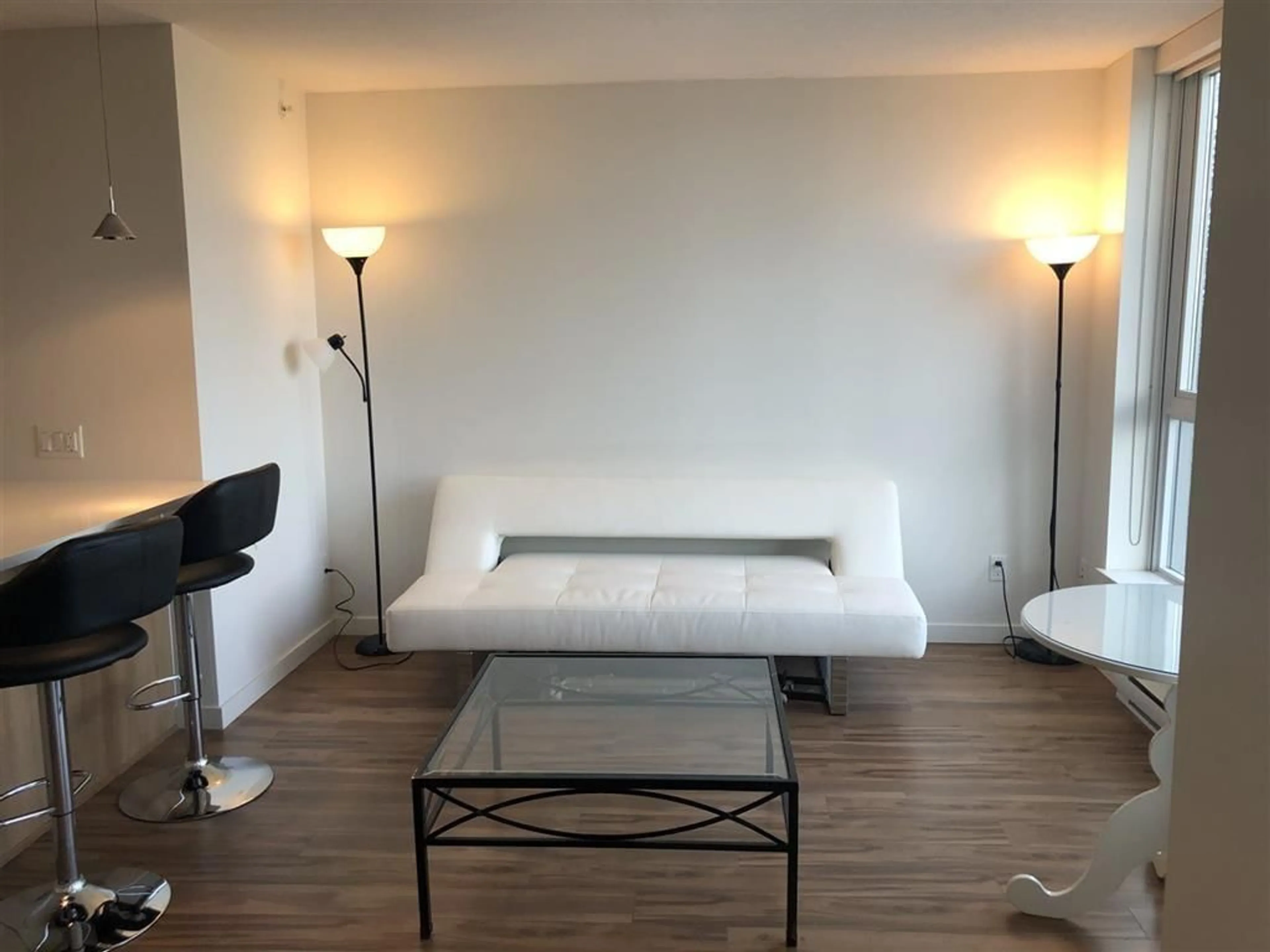Living room with furniture, wood/laminate floor for 907 - 13325 102A, Surrey British Columbia V3T1P6