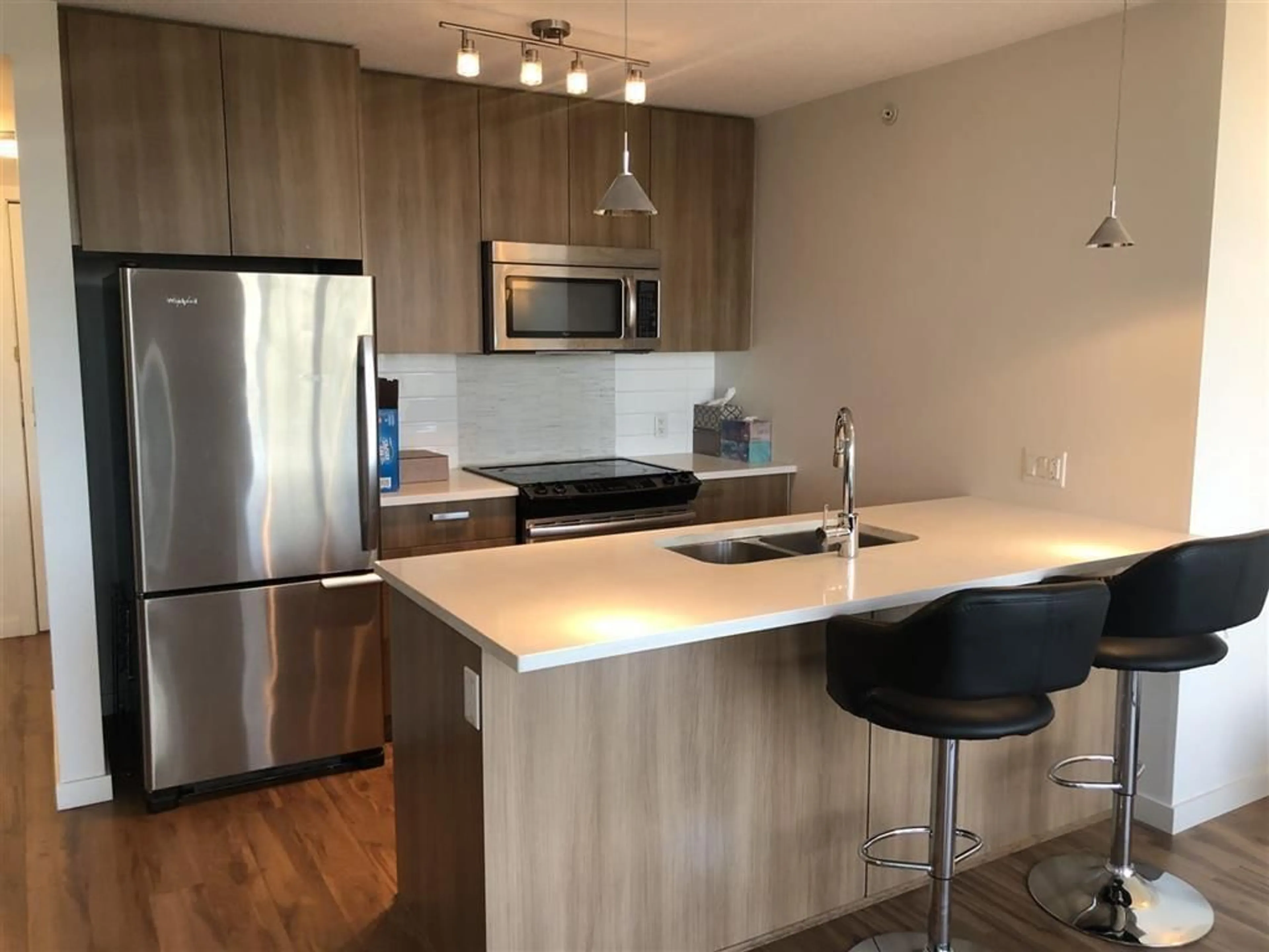 Open concept kitchen, wood/laminate floor for 907 - 13325 102A, Surrey British Columbia V3T1P6