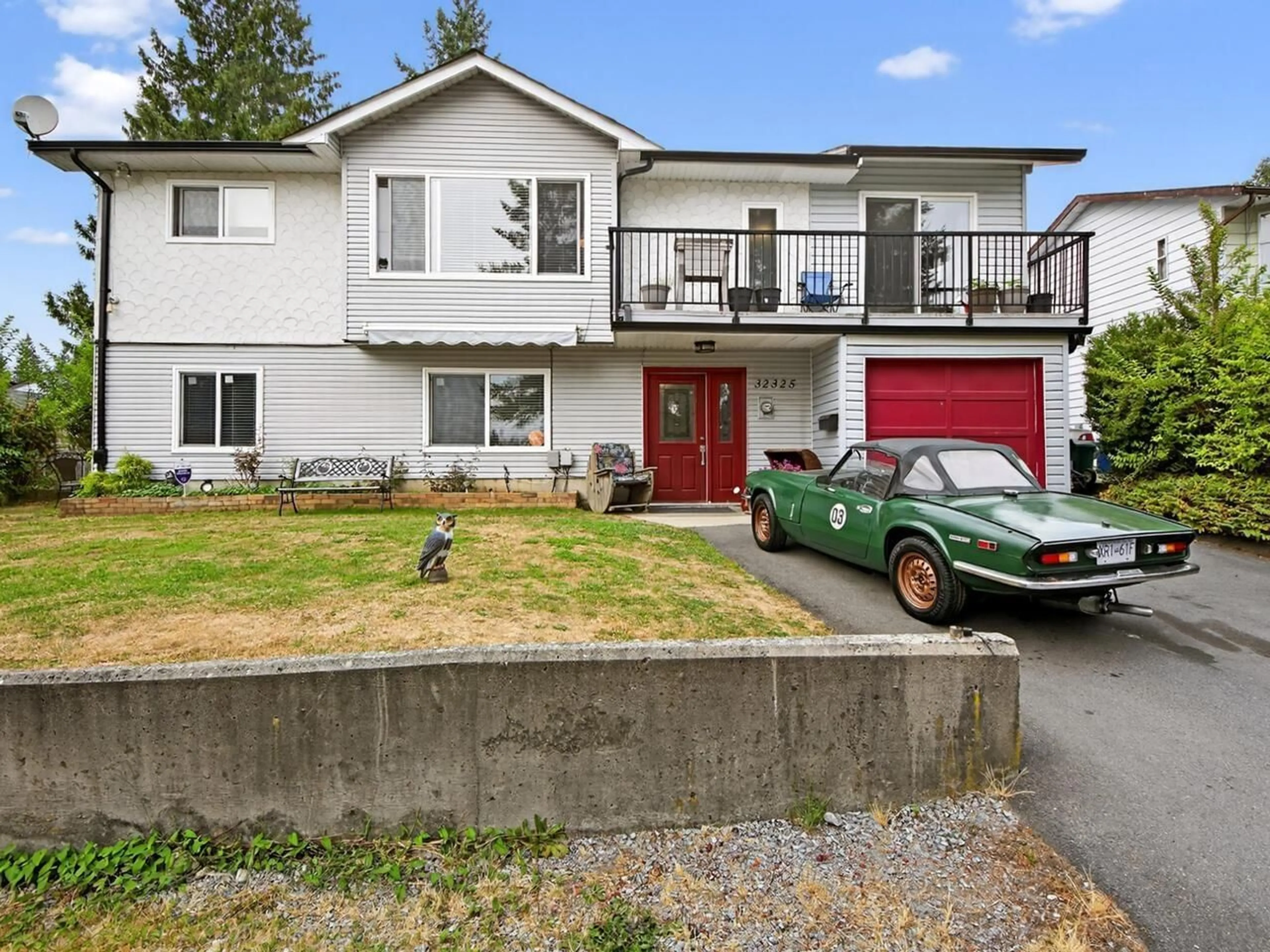 Home with vinyl exterior material, street for 32325 PTARMIGAN, Mission British Columbia V2V5K3