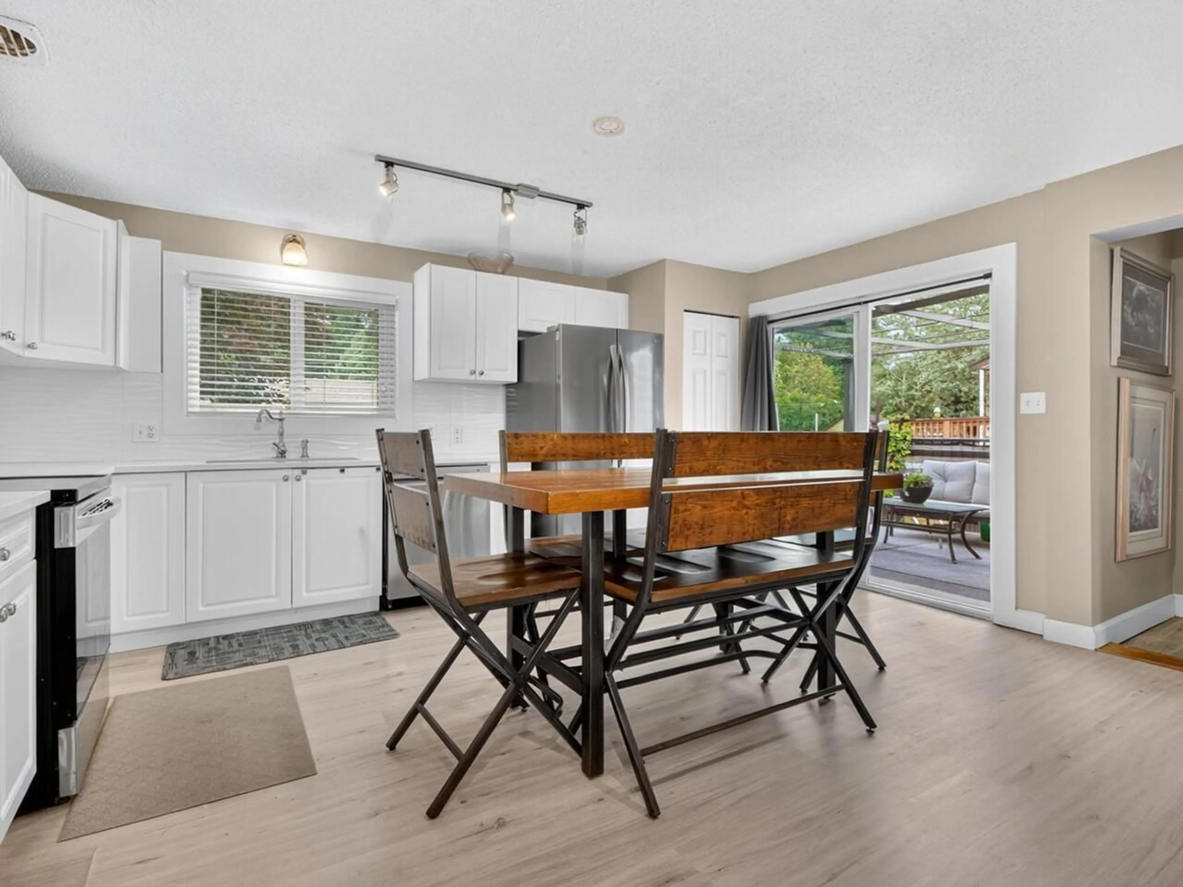 Open concept kitchen, wood/laminate floor for 32325 PTARMIGAN, Mission British Columbia V2V5K3