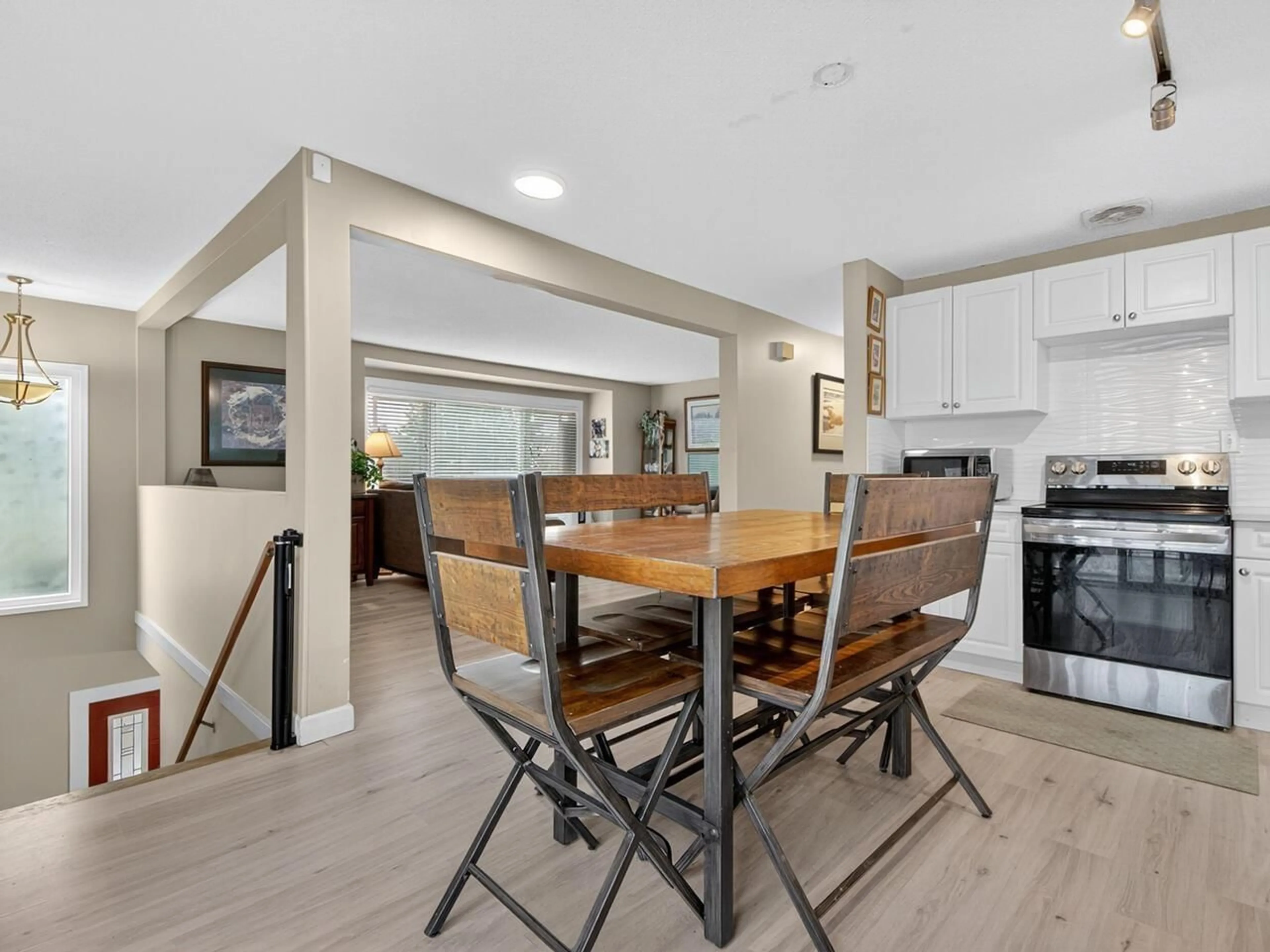 Open concept kitchen, wood/laminate floor for 32325 PTARMIGAN, Mission British Columbia V2V5K3