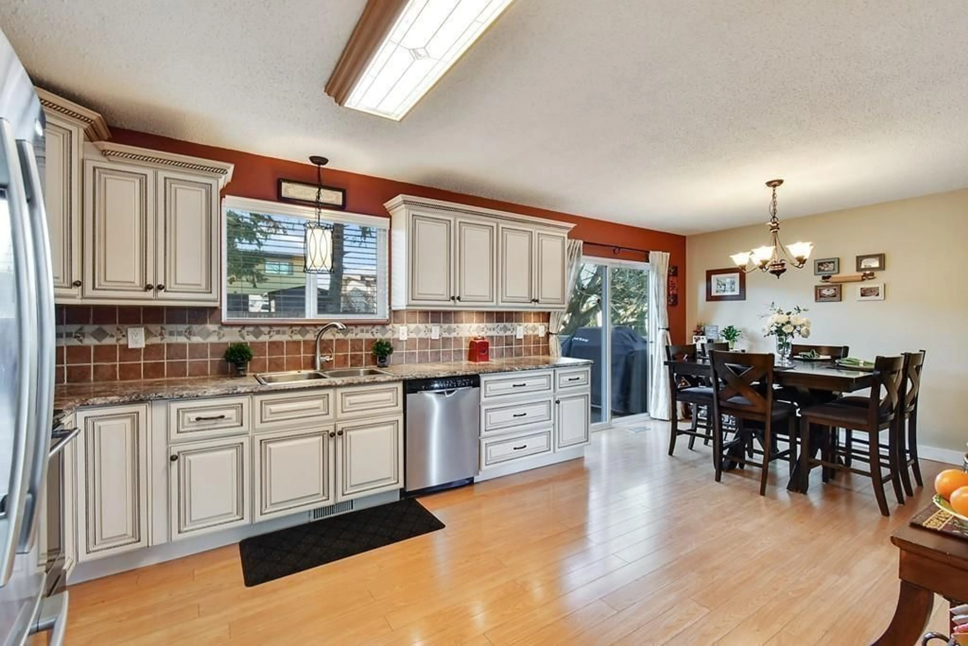 Open concept kitchen, ceramic/tile floor for 3847 LINDSAY, Abbotsford British Columbia V2S7A2