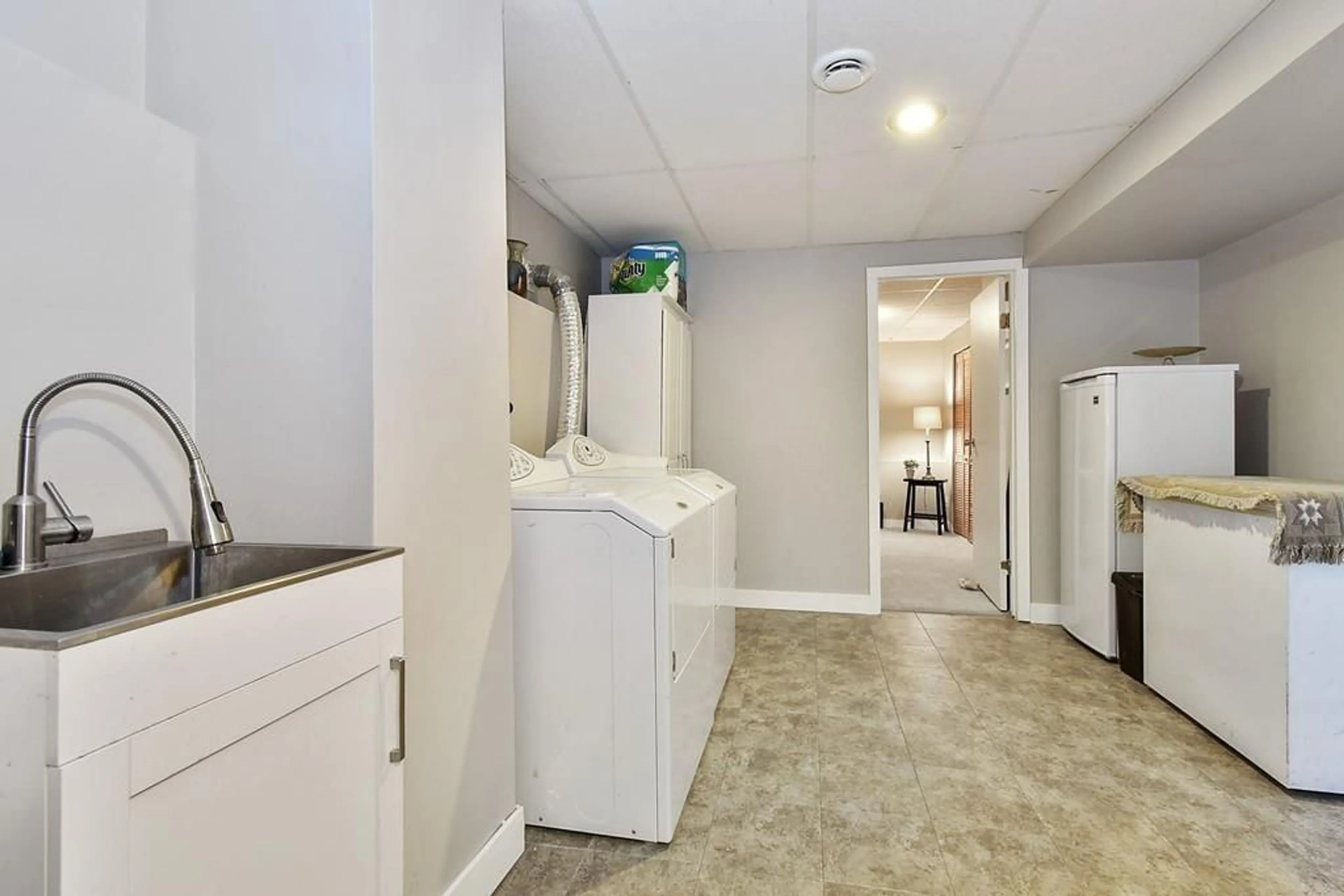 Laundry room for 3847 LINDSAY, Abbotsford British Columbia V2S7A2