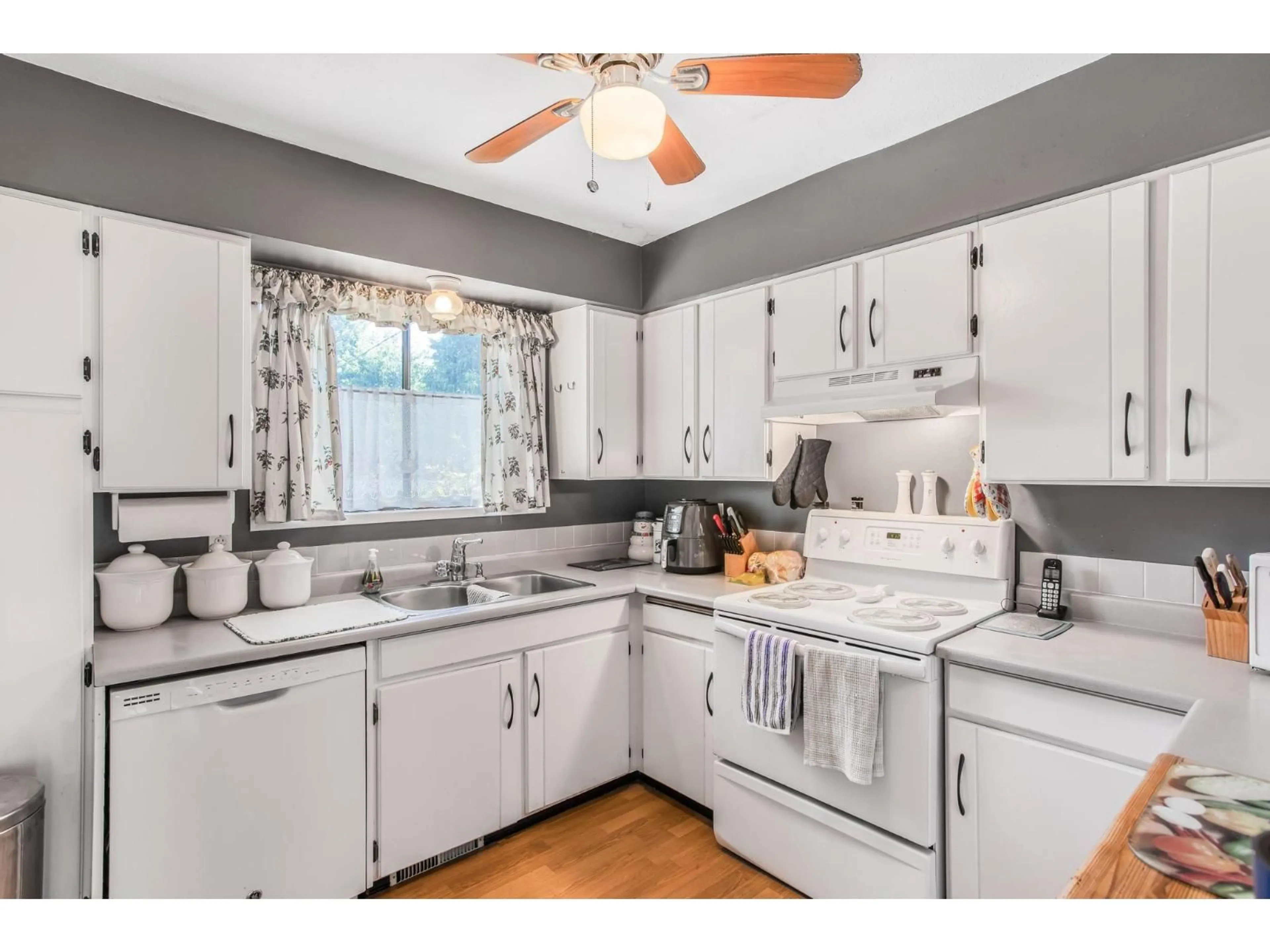 Standard kitchen, unknown for 6 - 32870 BEVAN, Abbotsford British Columbia V2S6R3