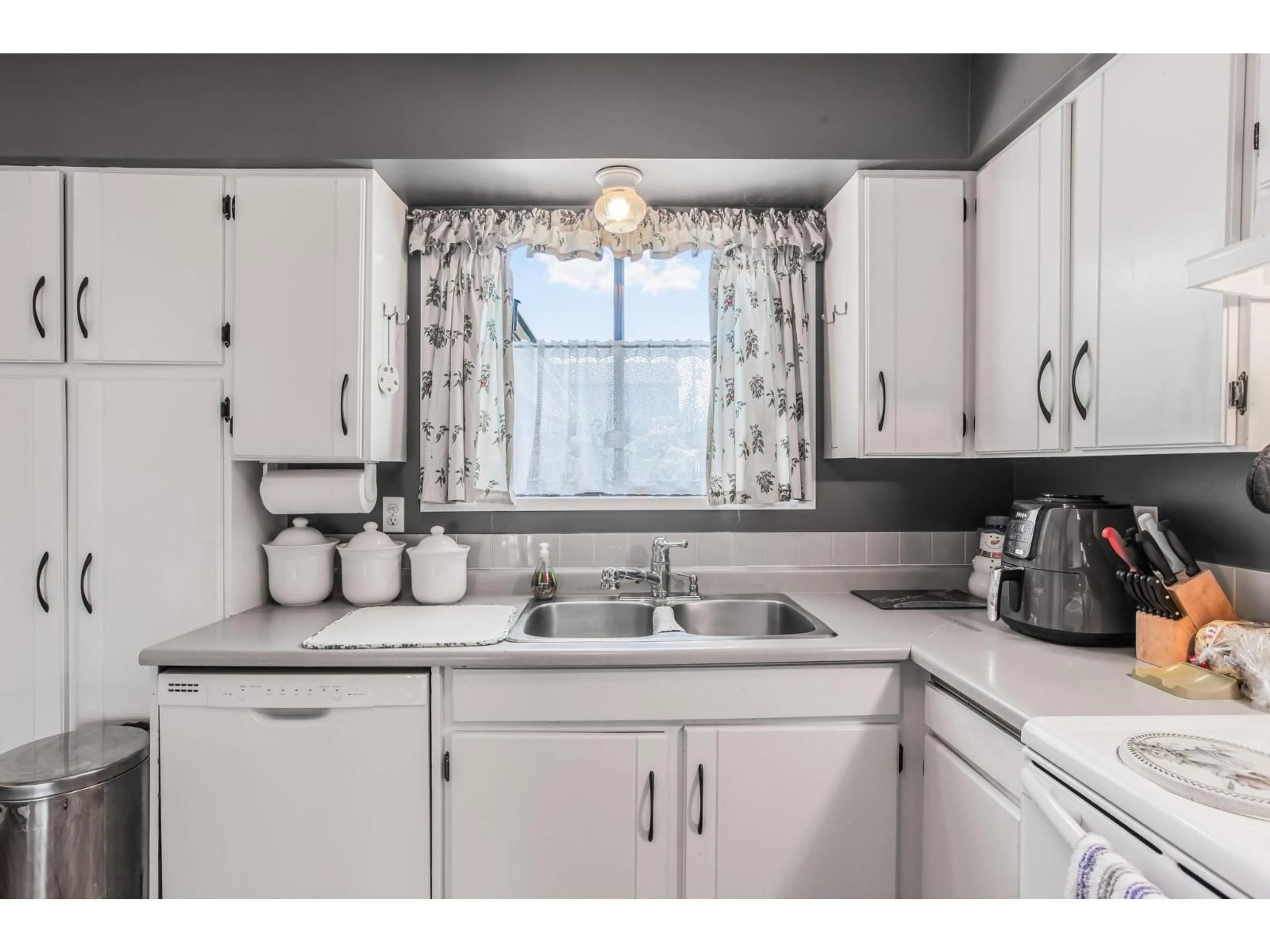 Standard kitchen, unknown for 6 - 32870 BEVAN, Abbotsford British Columbia V2S6R3