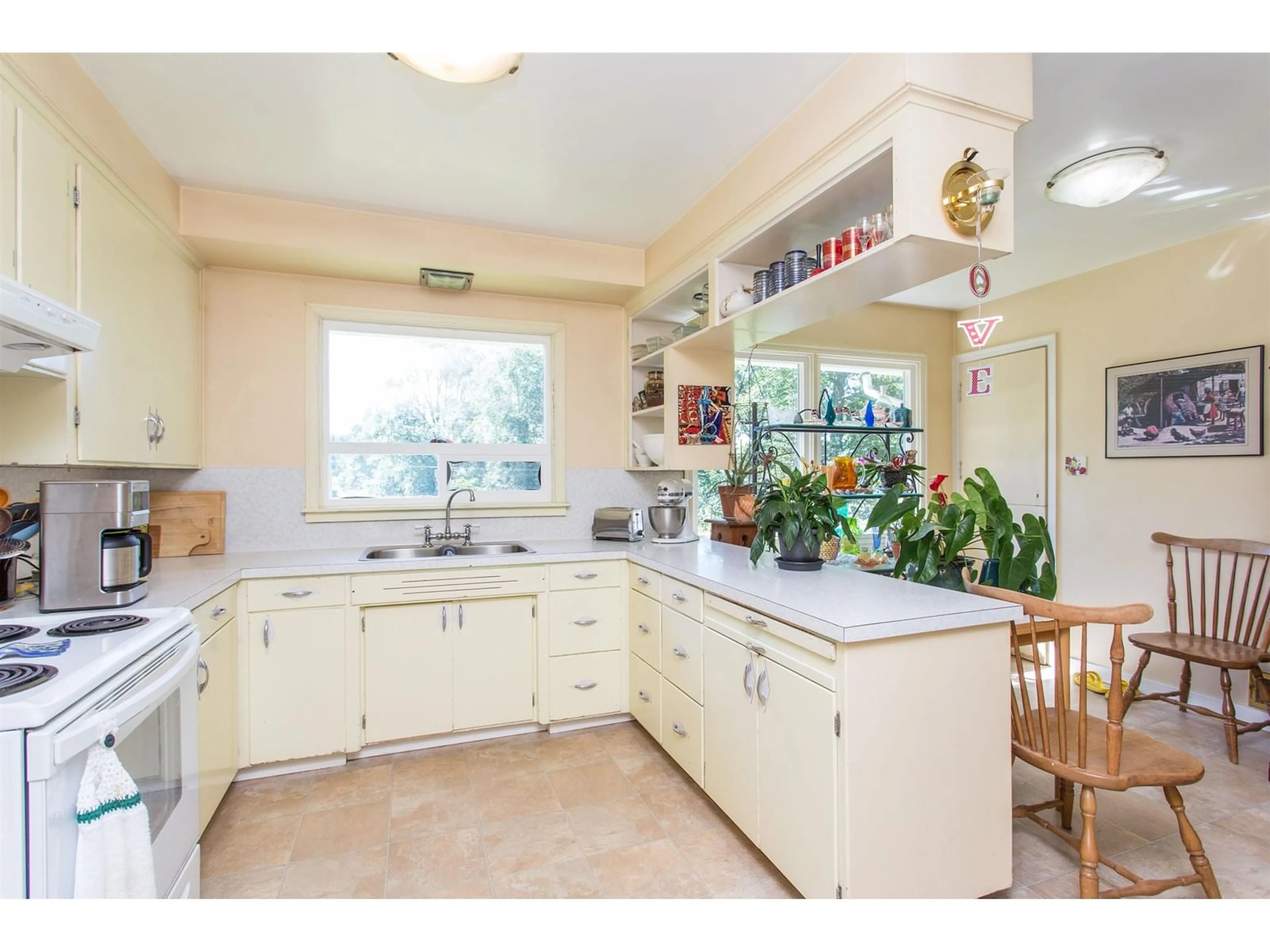 Standard kitchen, ceramic/tile floor for 1381 184, Surrey British Columbia V3Z9R9