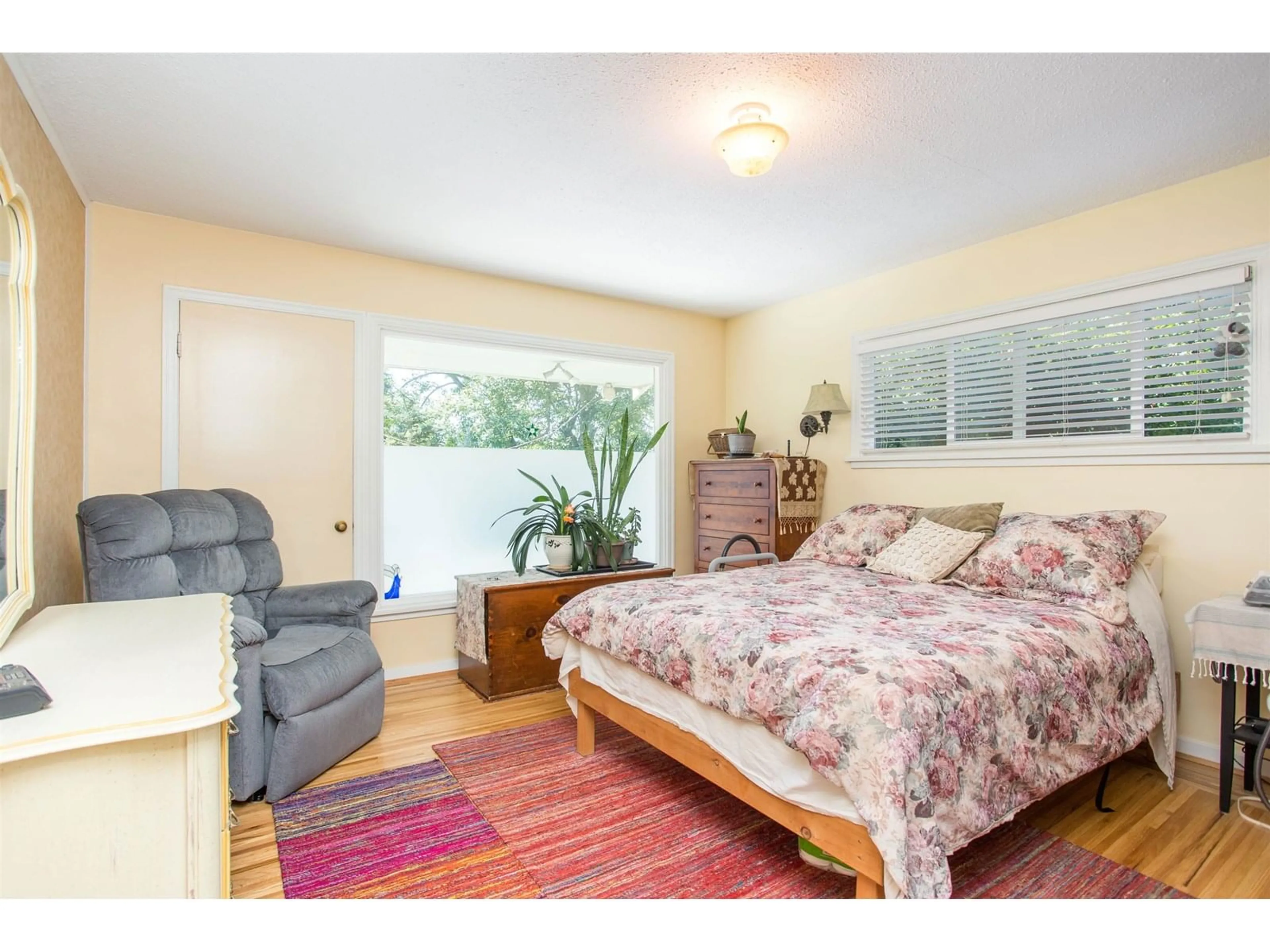 Bedroom with bed, wood/laminate floor for 1381 184, Surrey British Columbia V3Z9R9
