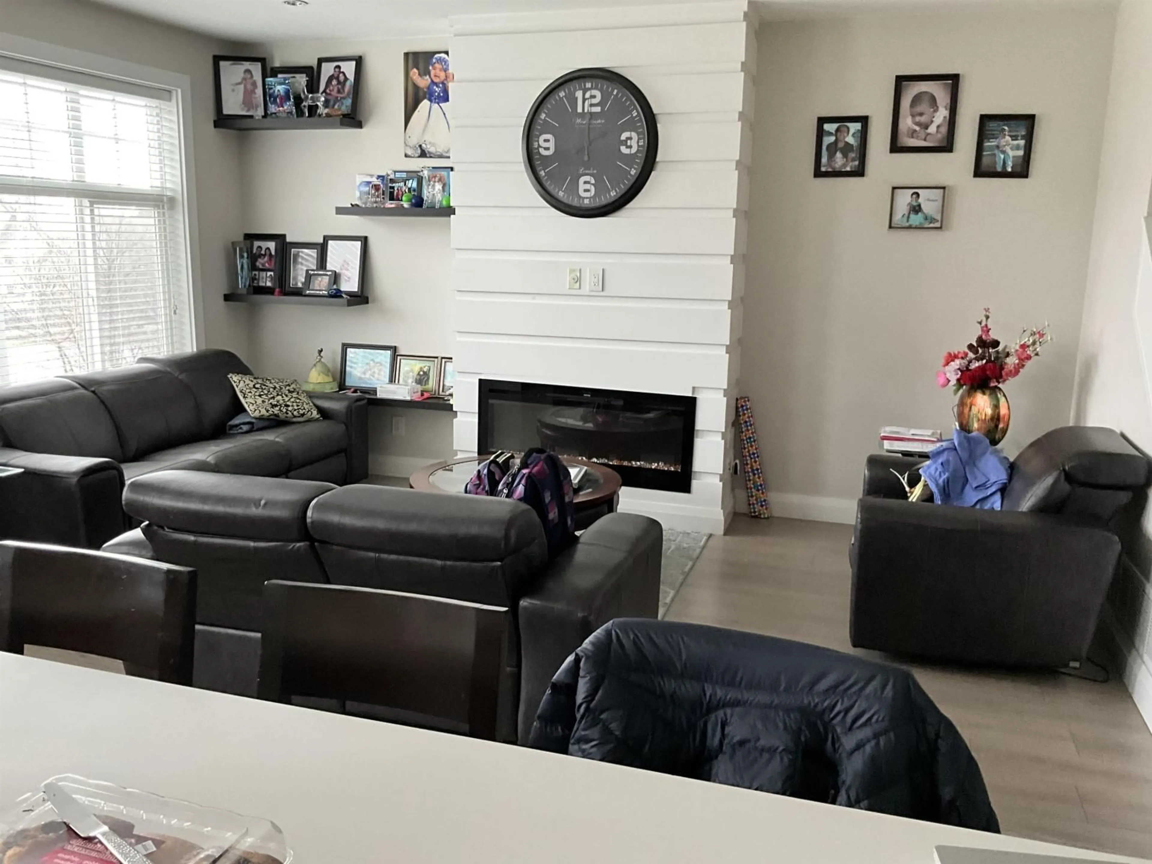 Living room with furniture, unknown for 18 - 19938 70 AVENUE, Langley British Columbia V2Y0R1